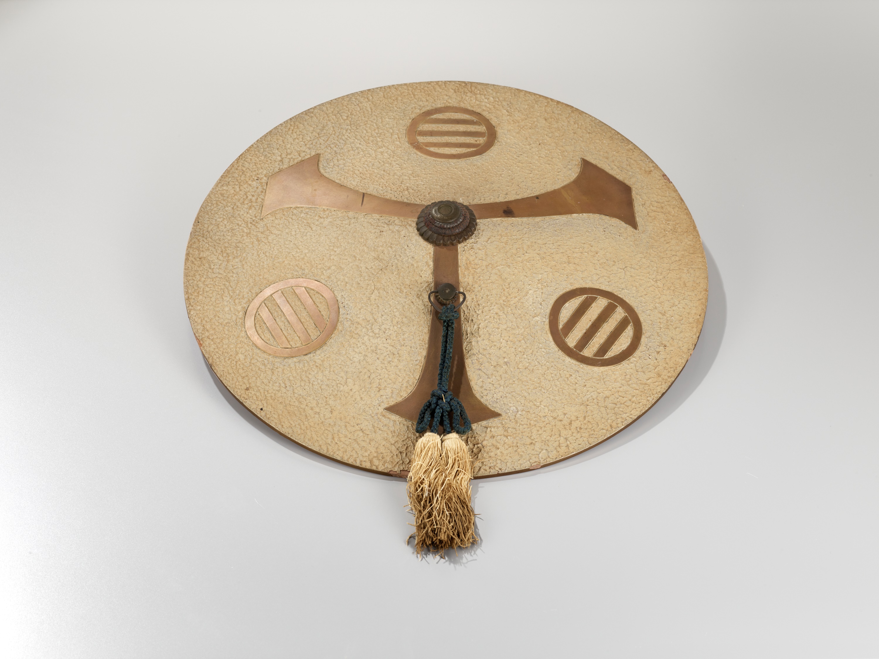 A LACQUER JINGASA (WAR HAT) WITH ASHINA CLAN MON - Image 3 of 5