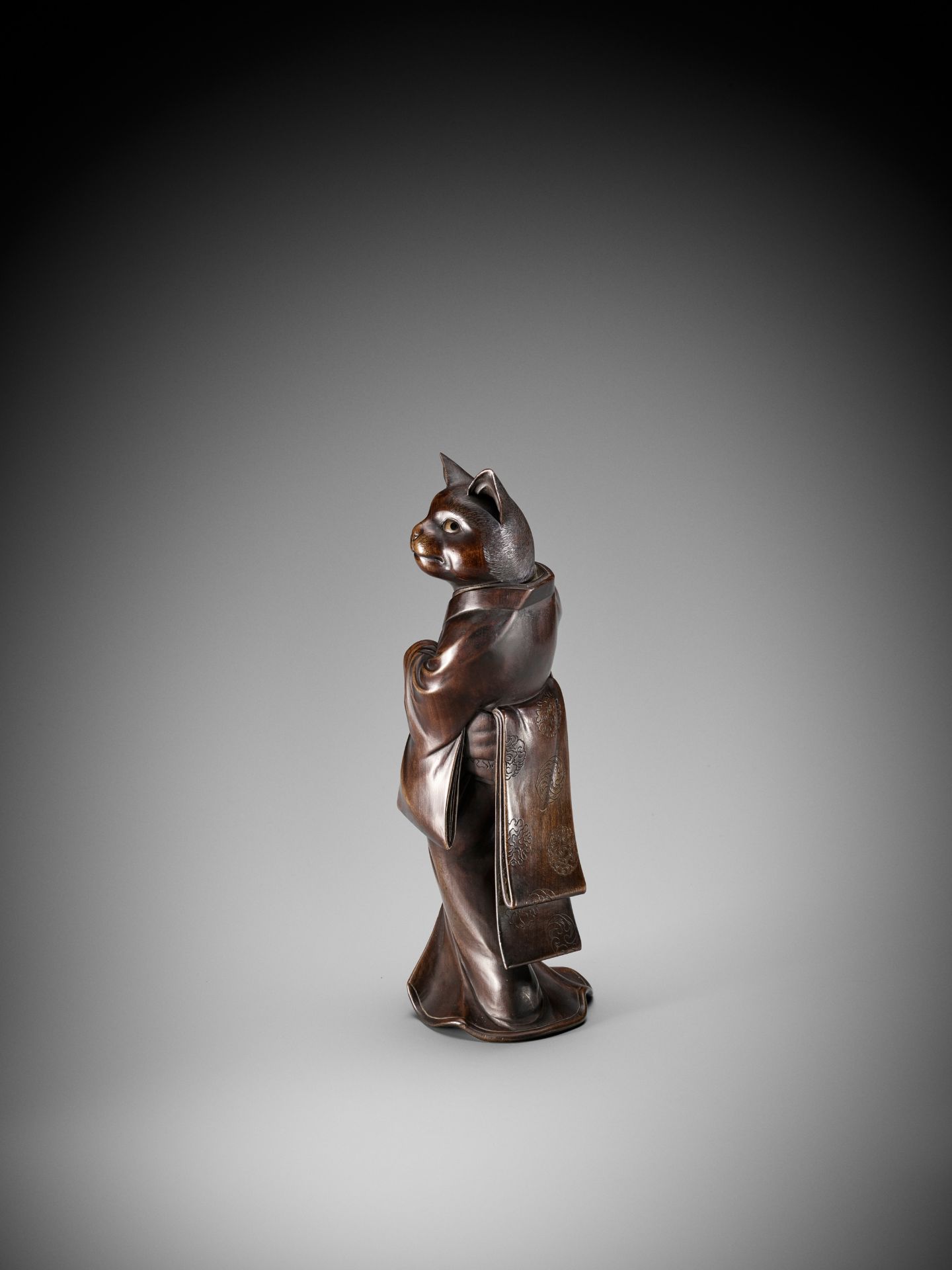 SHOKO SUGONOYA: A RARE AND FINE WOOD OKIMONO OF A CAT GEISHA - Image 14 of 16