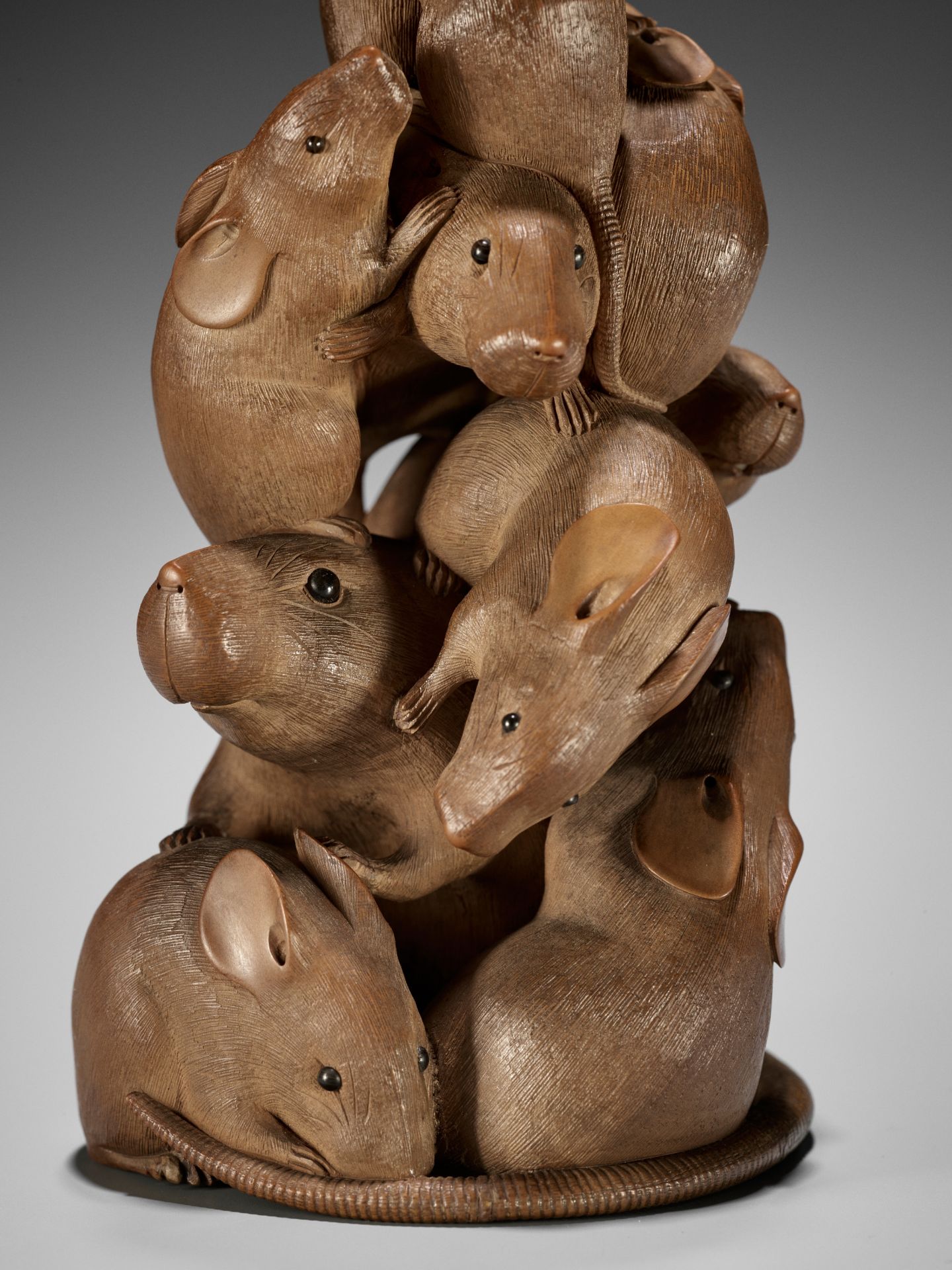 ITSUMIN: A FINE WOOD OKIMONO OF NUMEROUS RATS - Image 3 of 15
