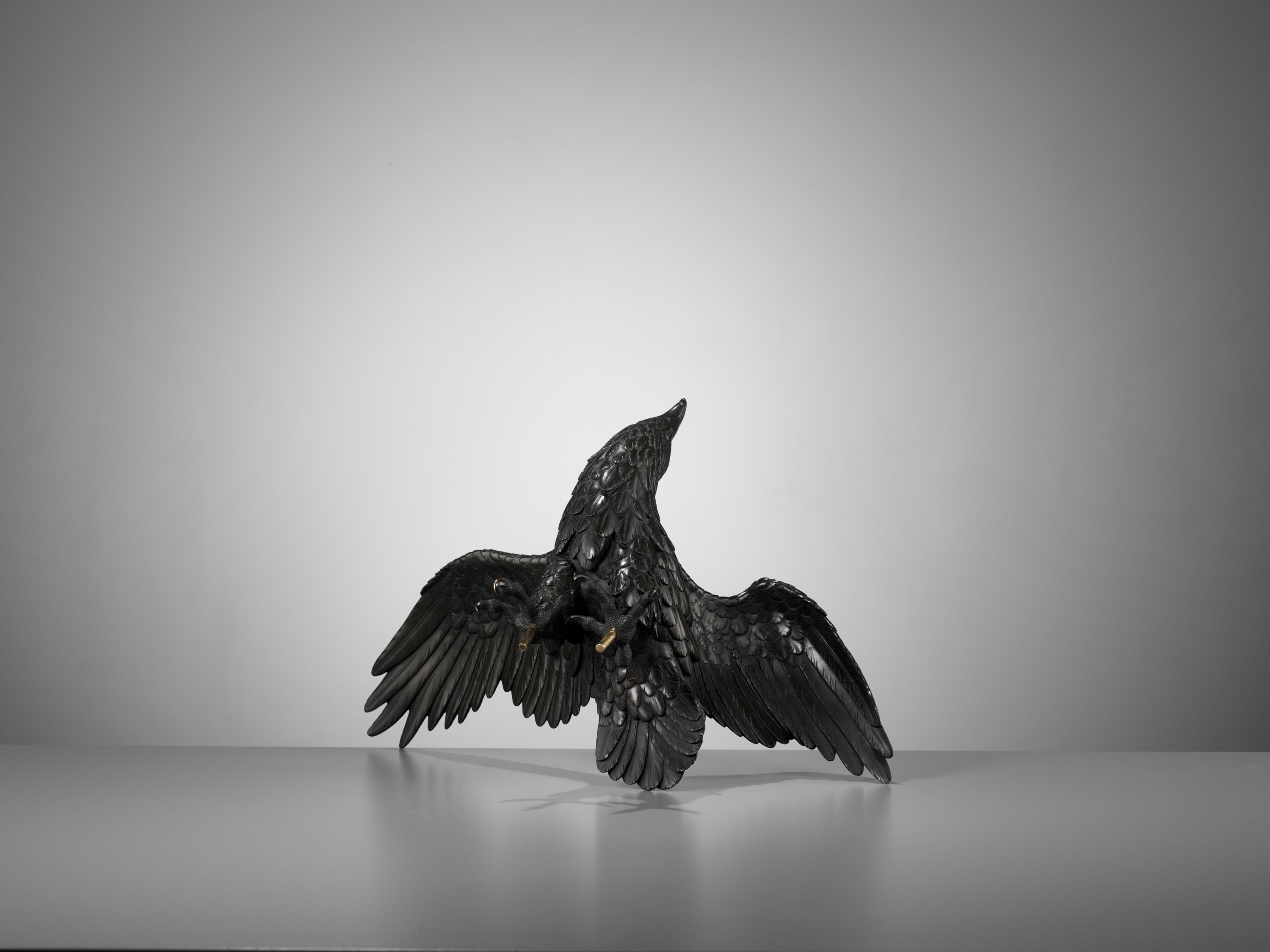 AKASOFU GYOKKO: AN IMPRESSIVE AND RARE BRONZE OKIMONO OF AN ASCENDING EAGLE - Image 15 of 18