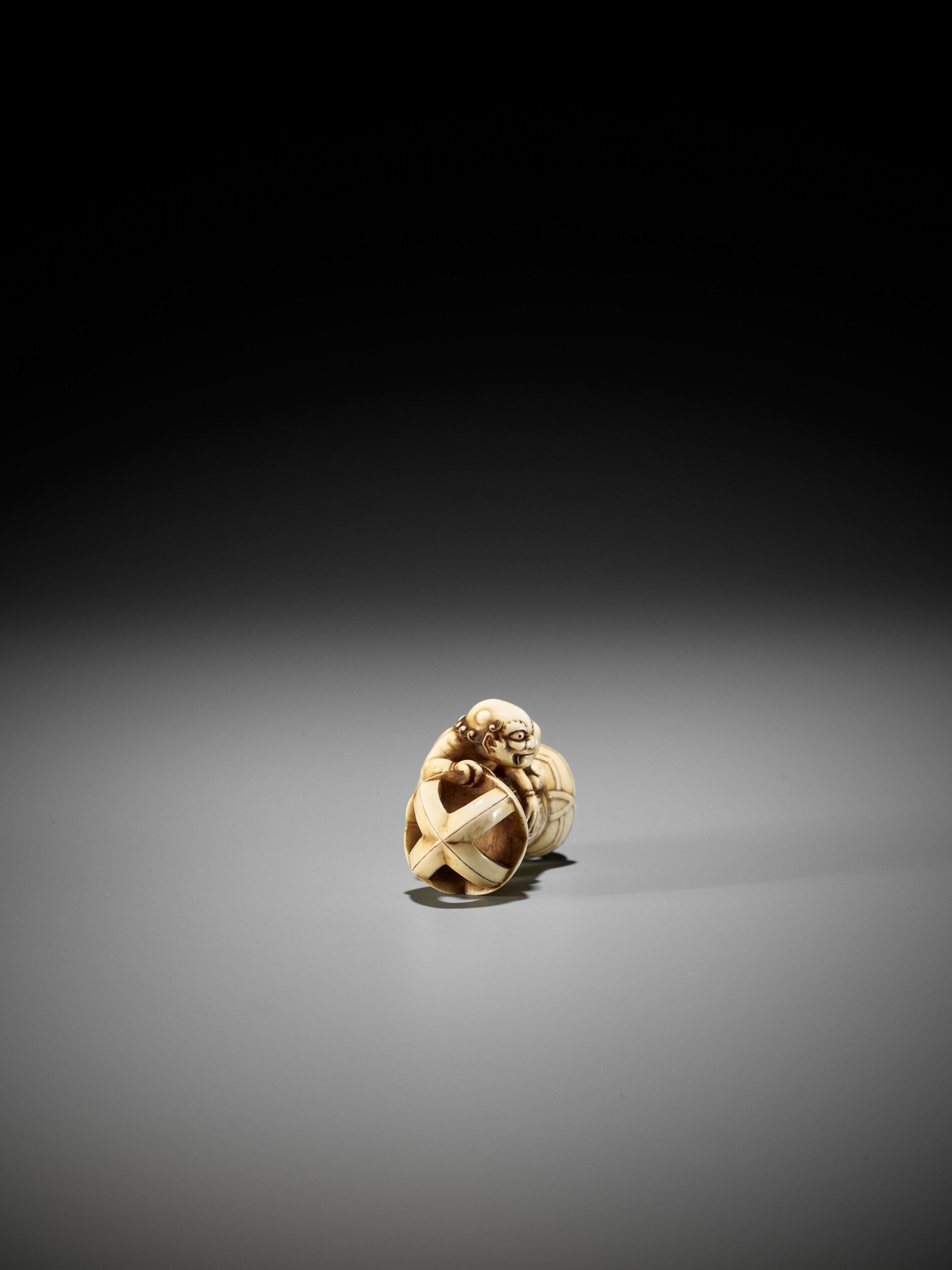 A RARE IVORY NETSUKE OF AN ONI ON A KONGO (VAJRA) - Image 10 of 12