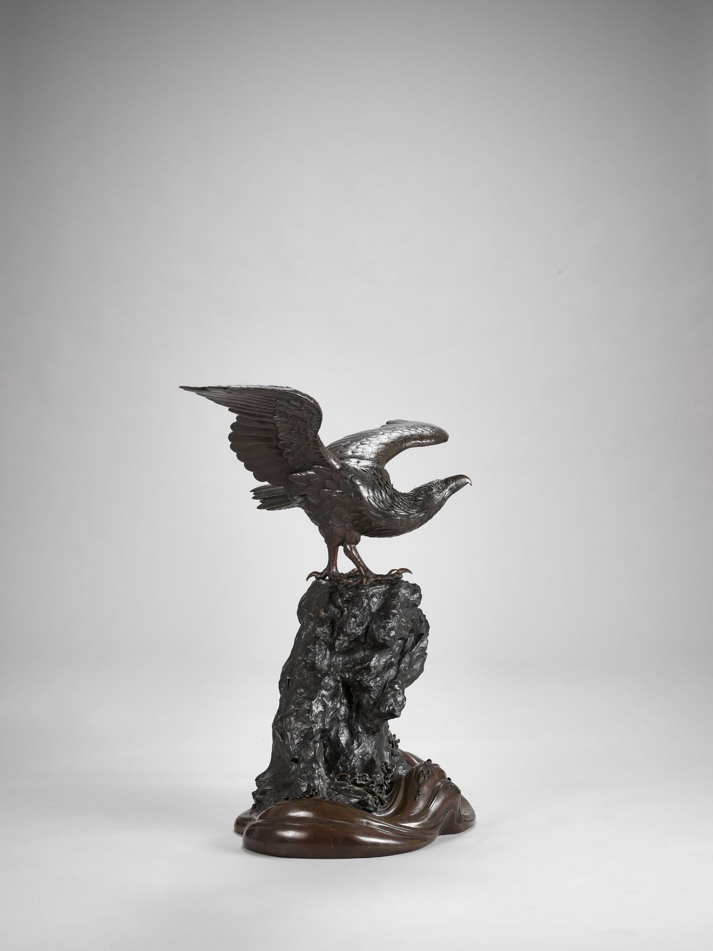 GENRYUSAI SEIYA: A VERY LARGE AND IMPRESSIVE BRONZE OKIMONO OF AN EAGLE - Image 11 of 12