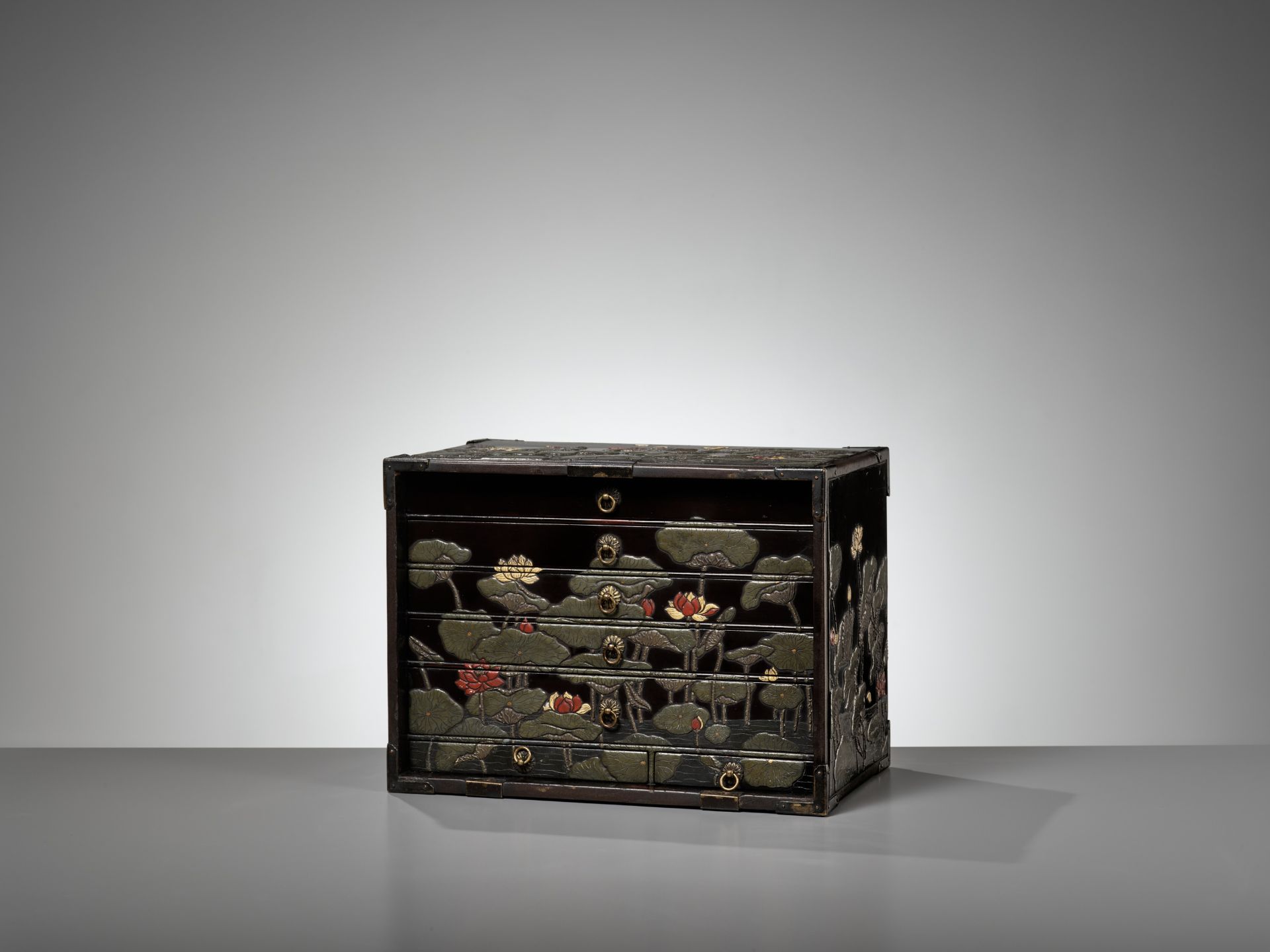 A RITSUO STYLE CERAMIC-INLAID AND LACQUERED WOOD KODANSU (CABINET) WITH A LOTUS POND AND EGRETS - Image 2 of 14