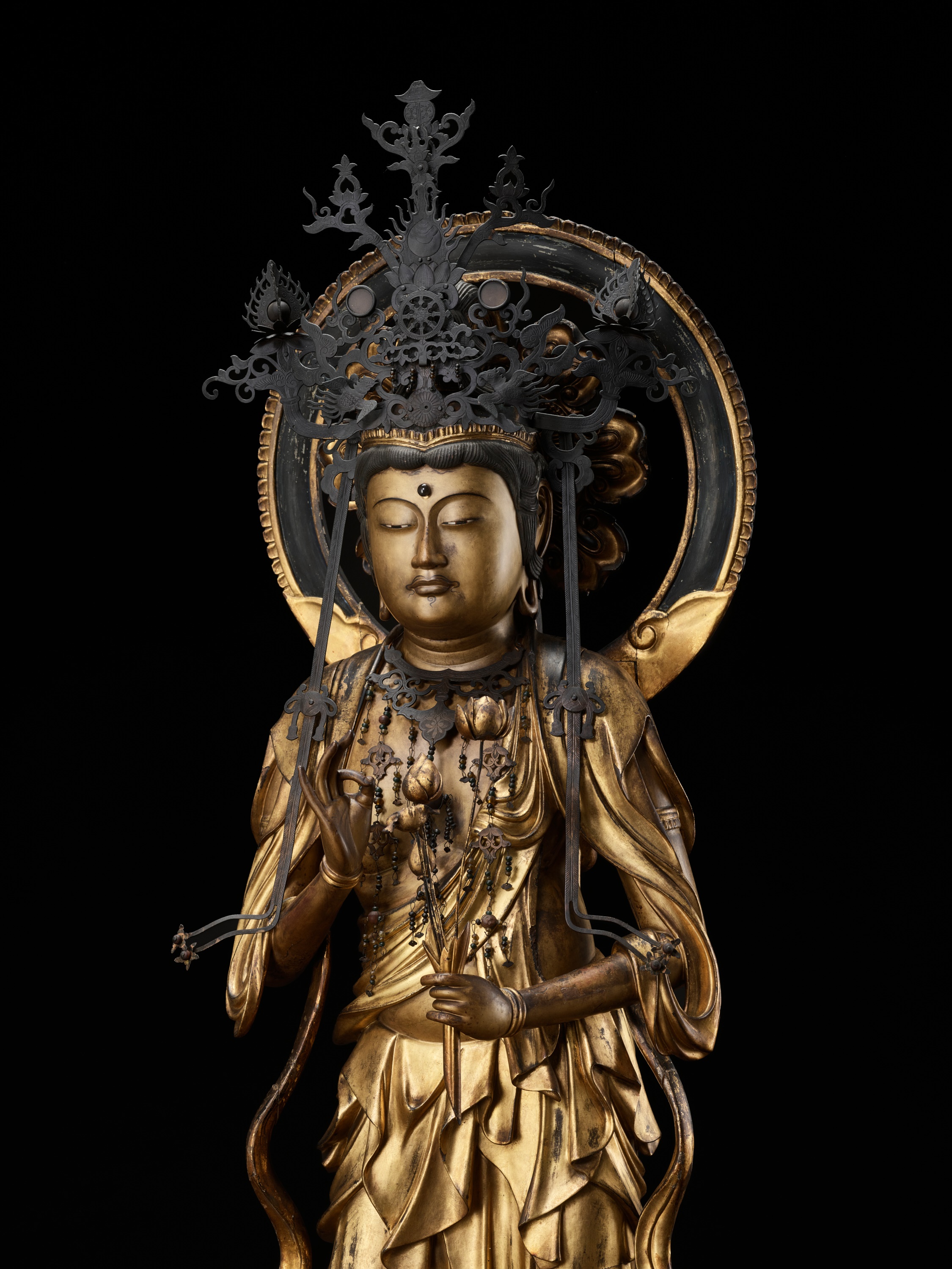 AN EXCEPTIONAL AND MONUMENTAL GILT WOOD FIGURE OF SEISHI BOSATSU - Image 9 of 18