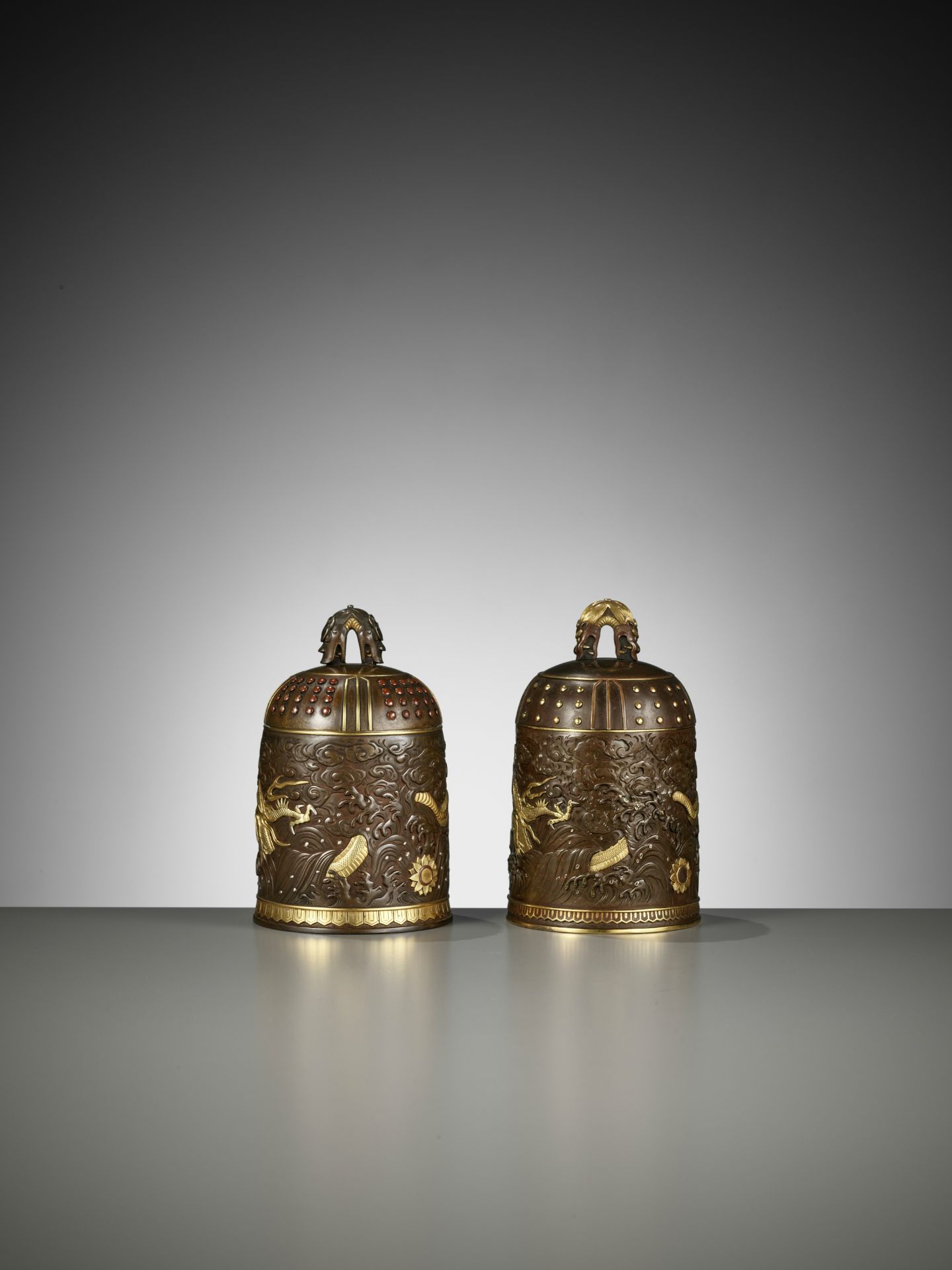 A MATCHED PAIR OF GOLD-INLAID BRONZE 'BUDDHIST TEMPLE BELL' KOGO, ONE BY MIYABE ATSUYOSHI - Bild 8 aus 15