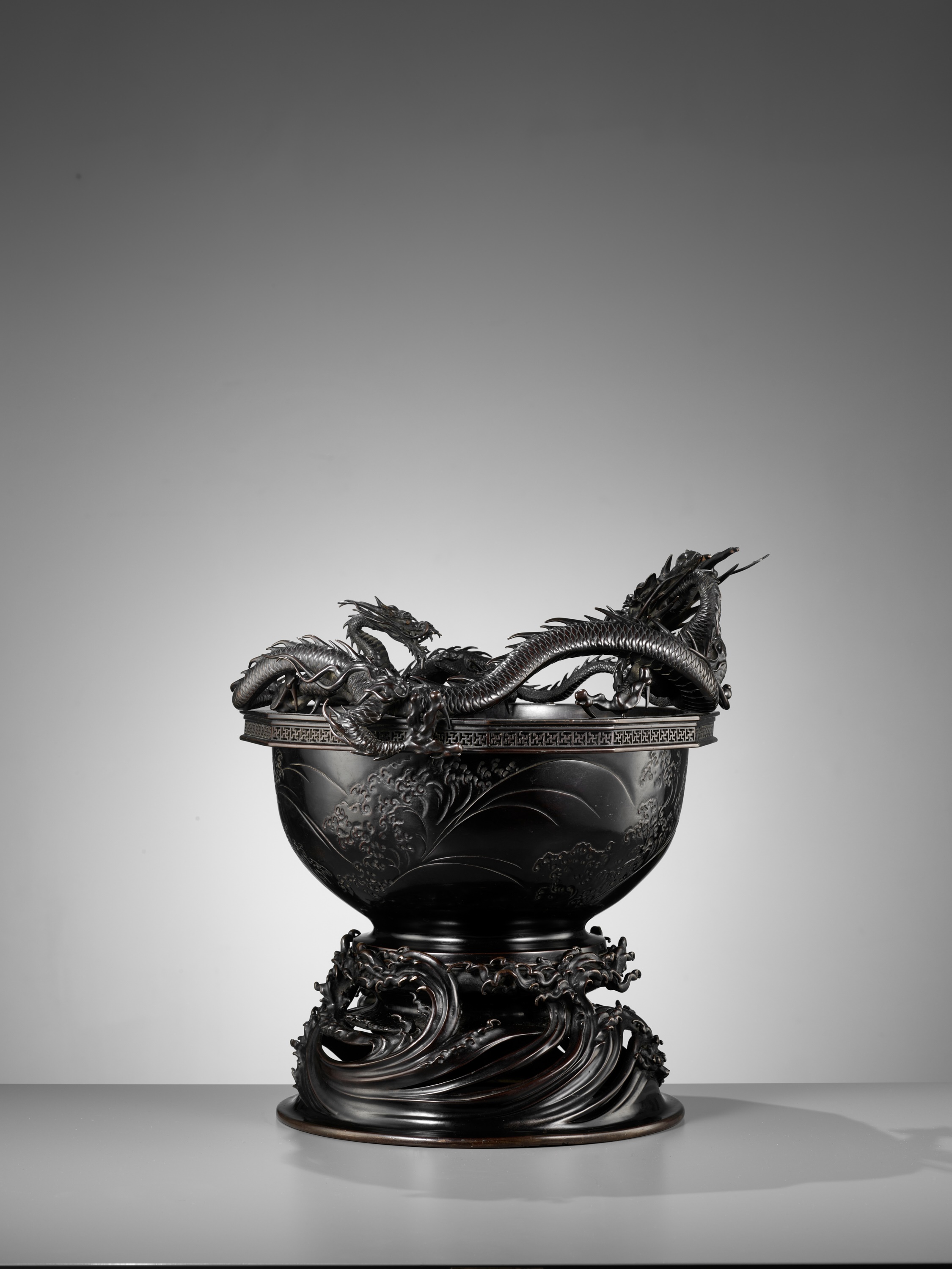 HIDEMITSU: A LARGE AND IMPRESSIVE BRONZE BOWL WITH TWO DRAGONS - Image 9 of 16