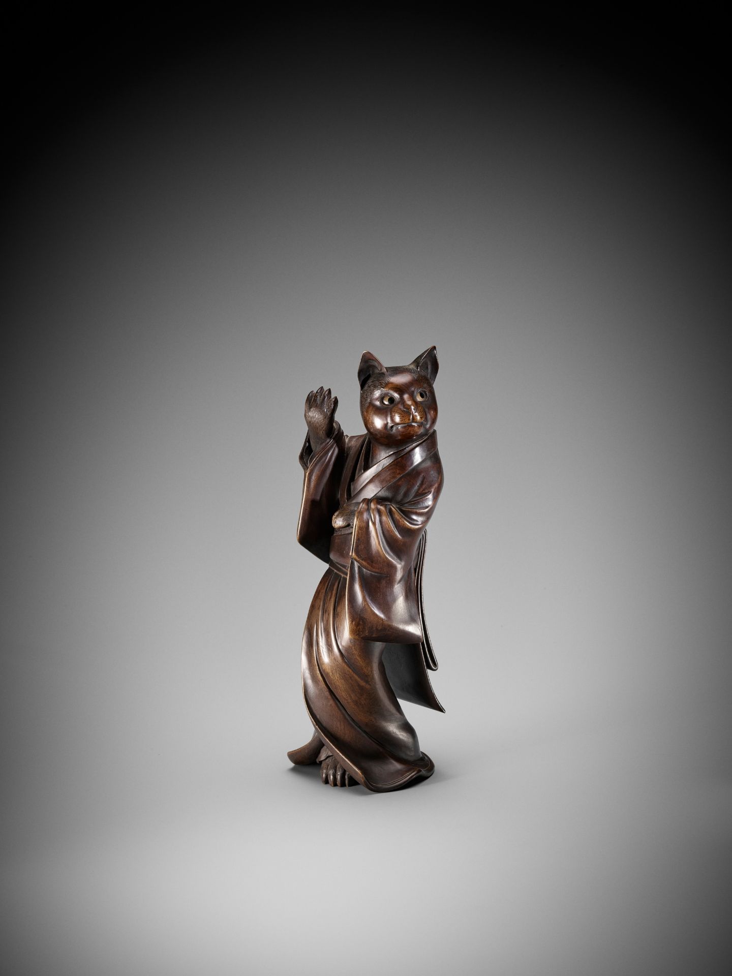 SHOKO SUGONOYA: A RARE AND FINE WOOD OKIMONO OF A CAT GEISHA - Image 4 of 16