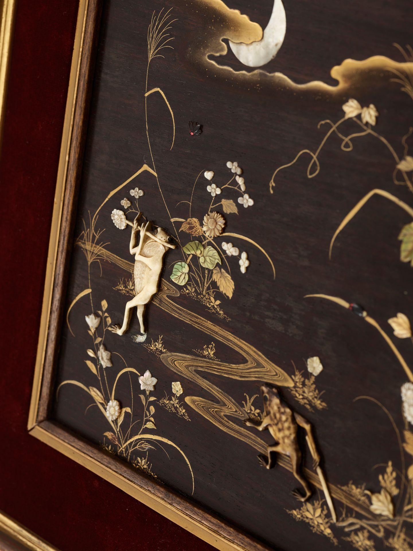 A SHIBAYAMA INLAID AND LACQUERED WOOD PANEL DEPICTING ANTHROPOMORPHIC FROGS - Image 3 of 7