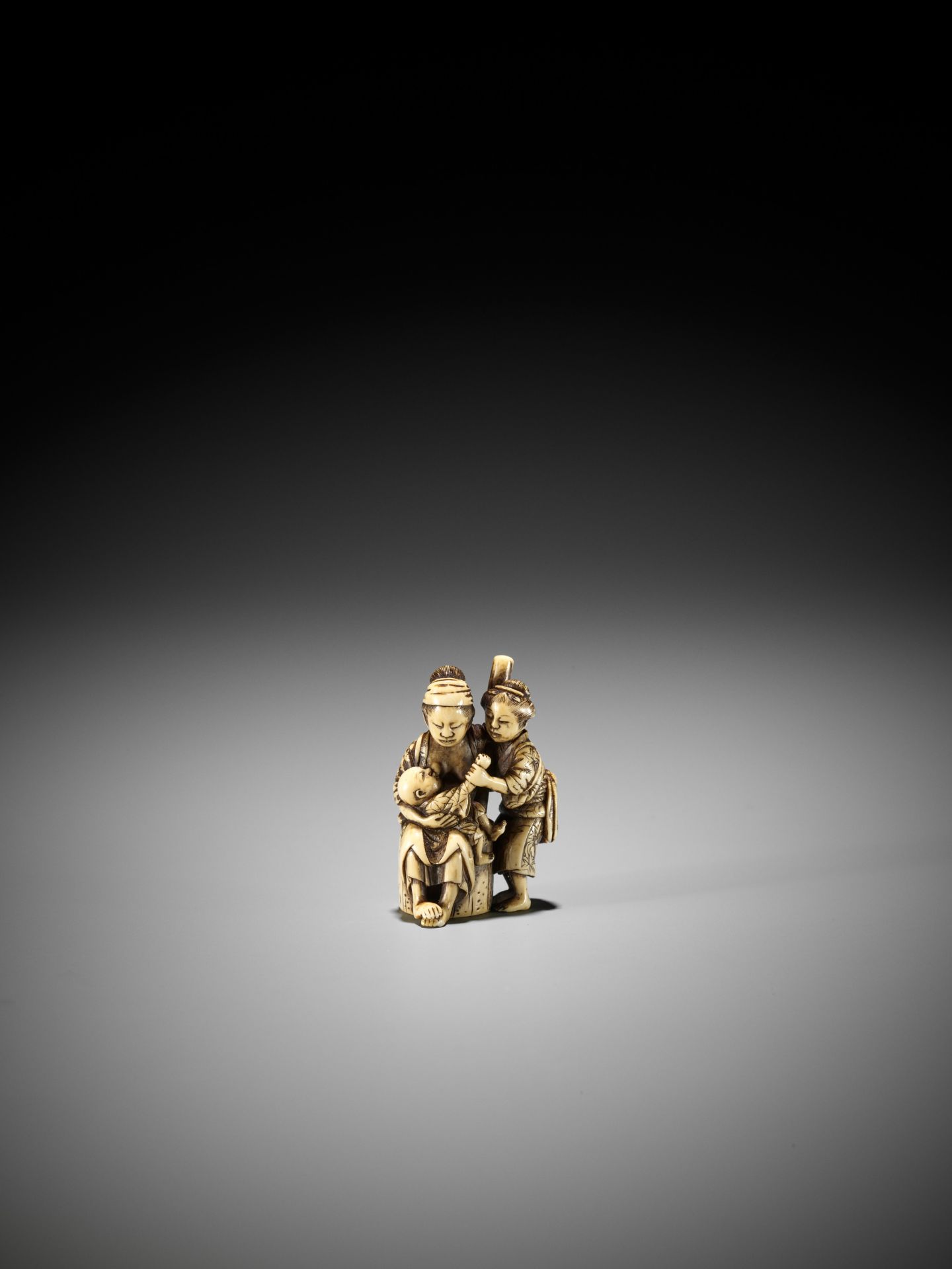 MINKOKU: A FINE IVORY NETSUKE OF TWO WOMEN WITH AN INFANT - Bild 4 aus 12