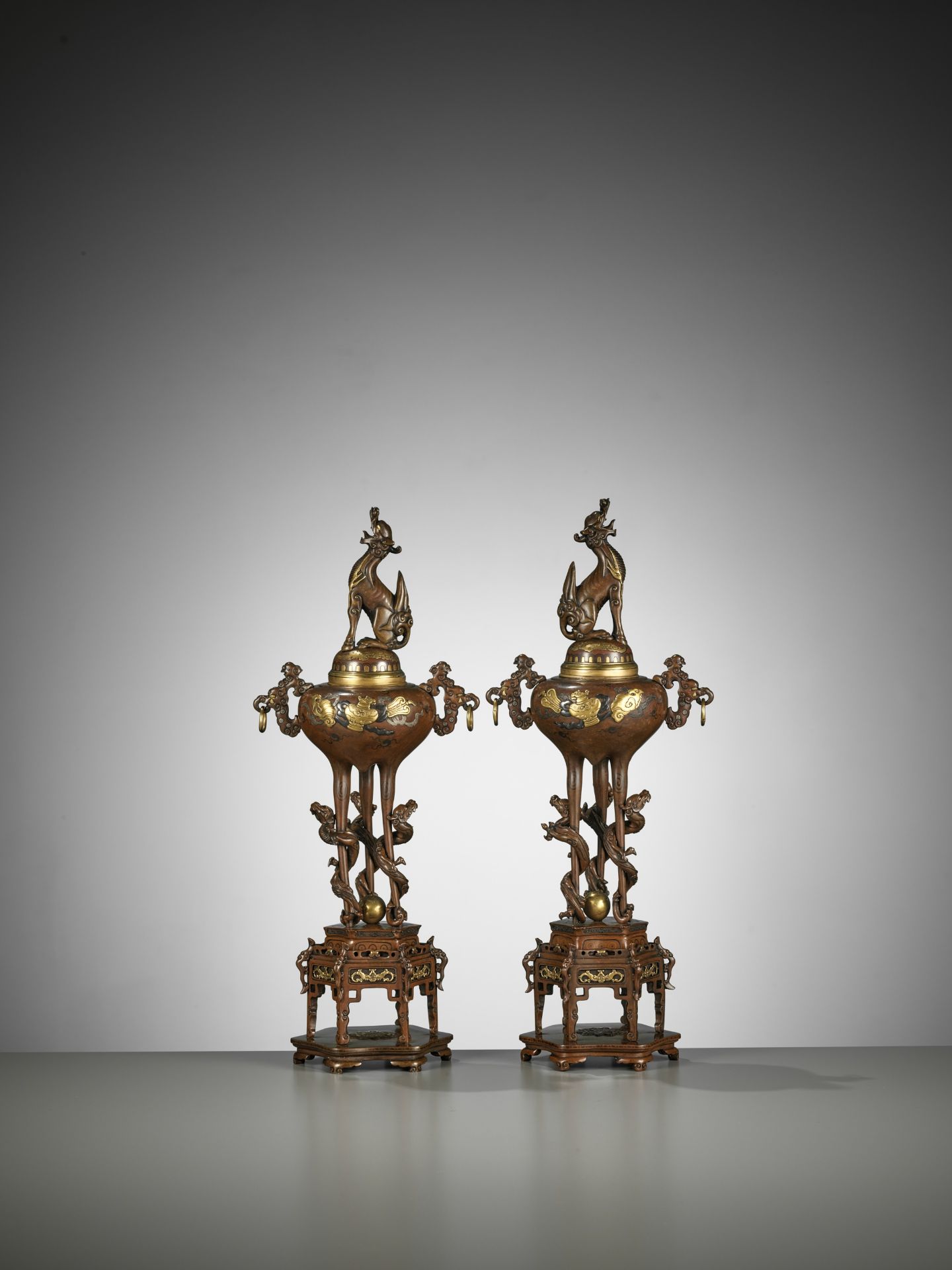 A PAIR OF SUPERB GOLD-INLAID BRONZE 'MYTHICAL BEASTS' KORO (INCENSE BURNERS) AND COVERS - Bild 14 aus 20