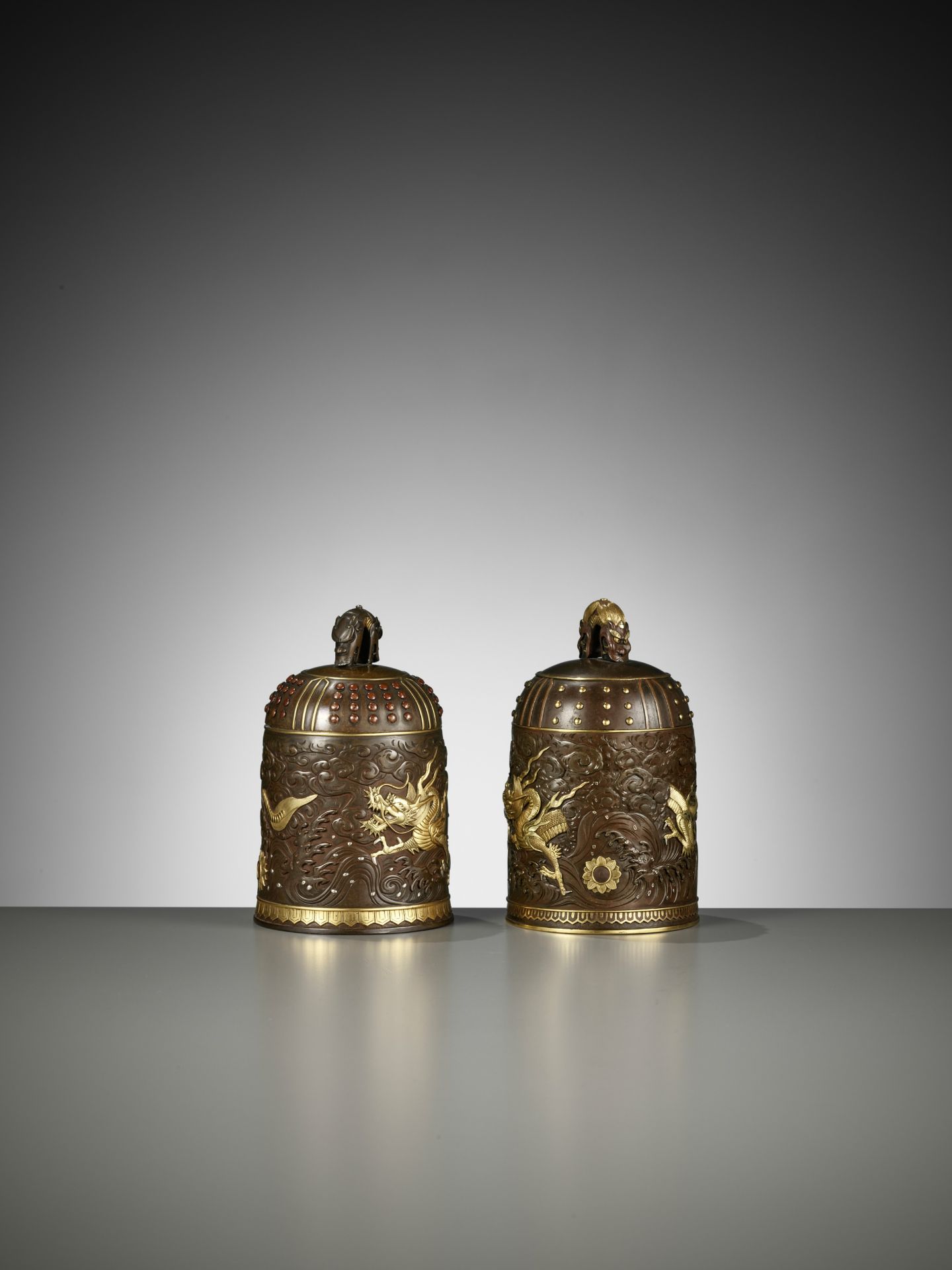 A MATCHED PAIR OF GOLD-INLAID BRONZE 'BUDDHIST TEMPLE BELL' KOGO, ONE BY MIYABE ATSUYOSHI - Bild 4 aus 15