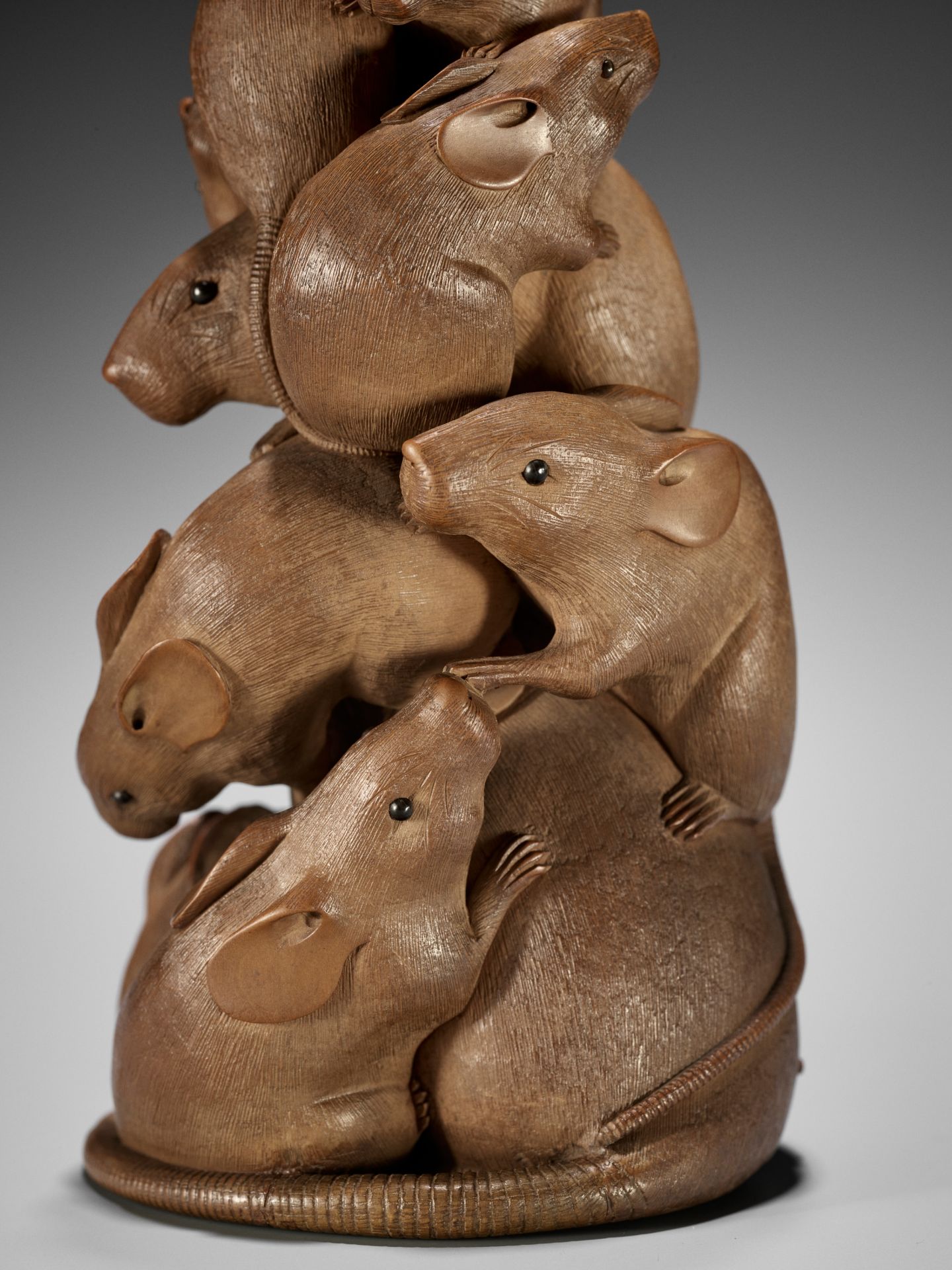 ITSUMIN: A FINE WOOD OKIMONO OF NUMEROUS RATS - Image 4 of 15