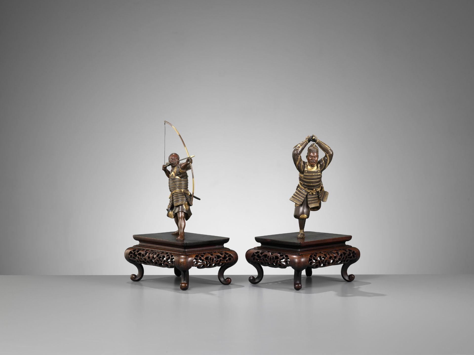 A PAIR OF PARCEL-GILT BRONZE FIGURES DEPICTING SAMURAI WARRIORS - Bild 12 aus 17