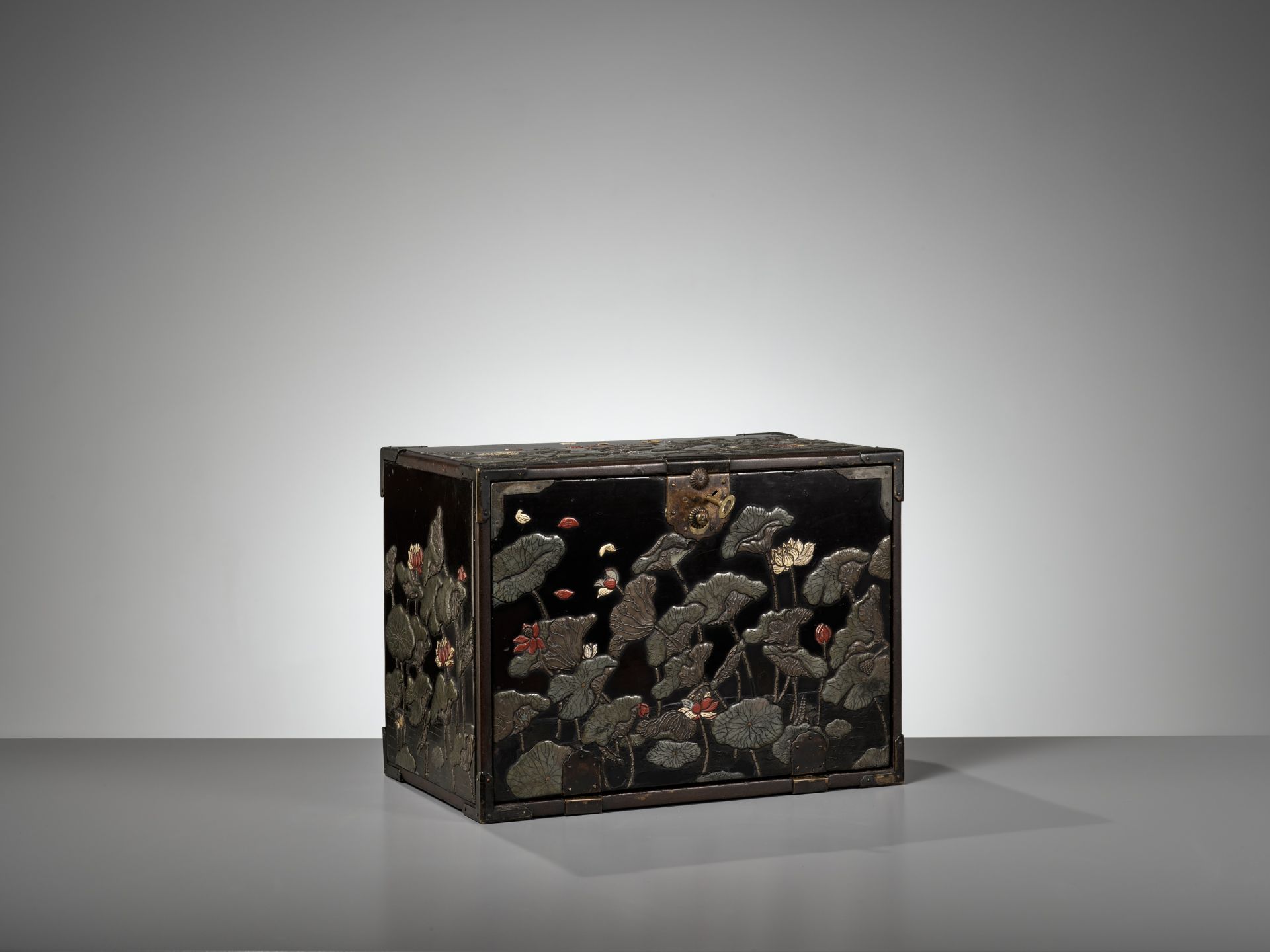 A RITSUO STYLE CERAMIC-INLAID AND LACQUERED WOOD KODANSU (CABINET) WITH A LOTUS POND AND EGRETS - Image 11 of 14