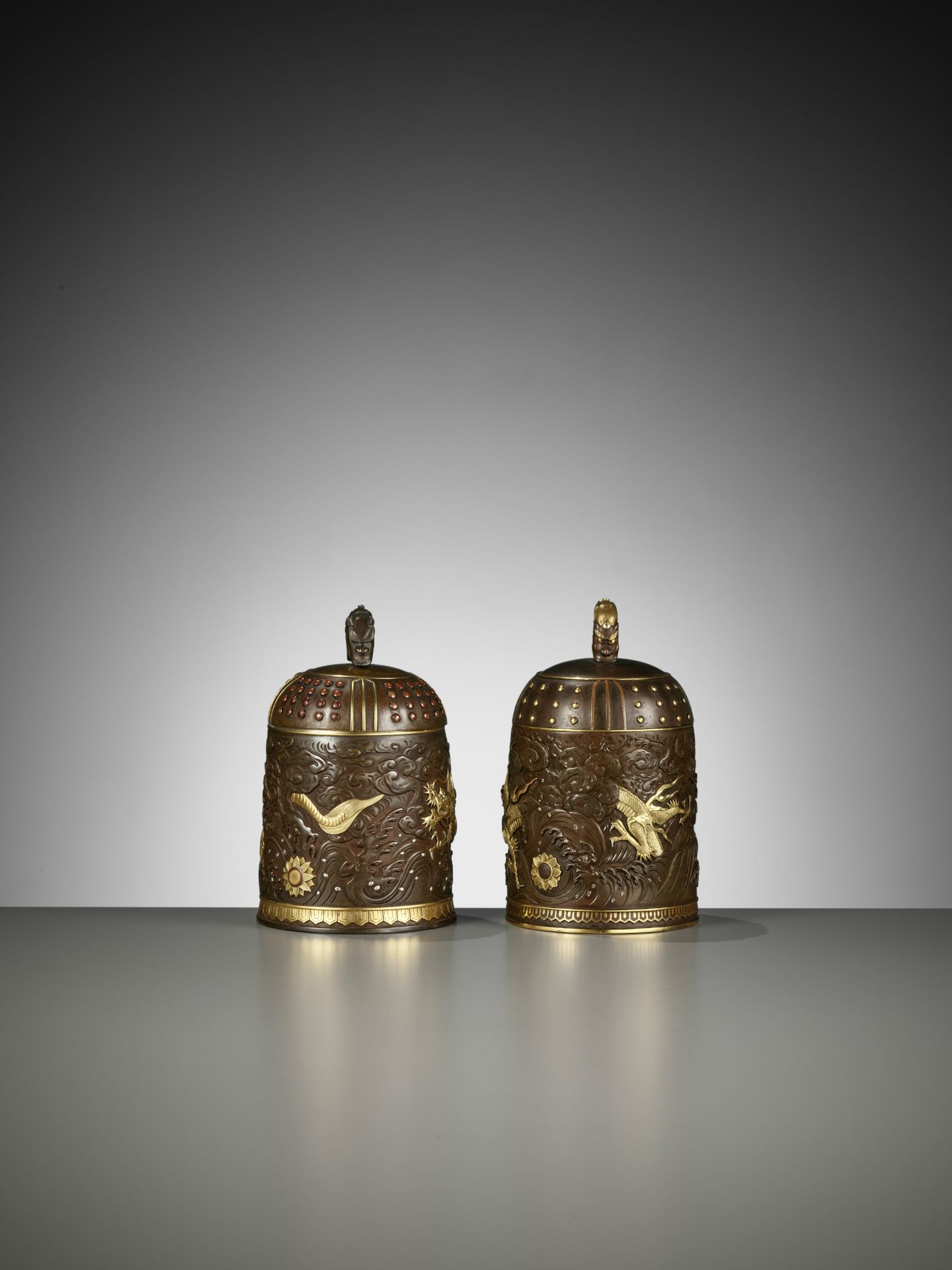 A MATCHED PAIR OF GOLD-INLAID BRONZE 'BUDDHIST TEMPLE BELL' KOGO, ONE BY MIYABE ATSUYOSHI - Bild 6 aus 15