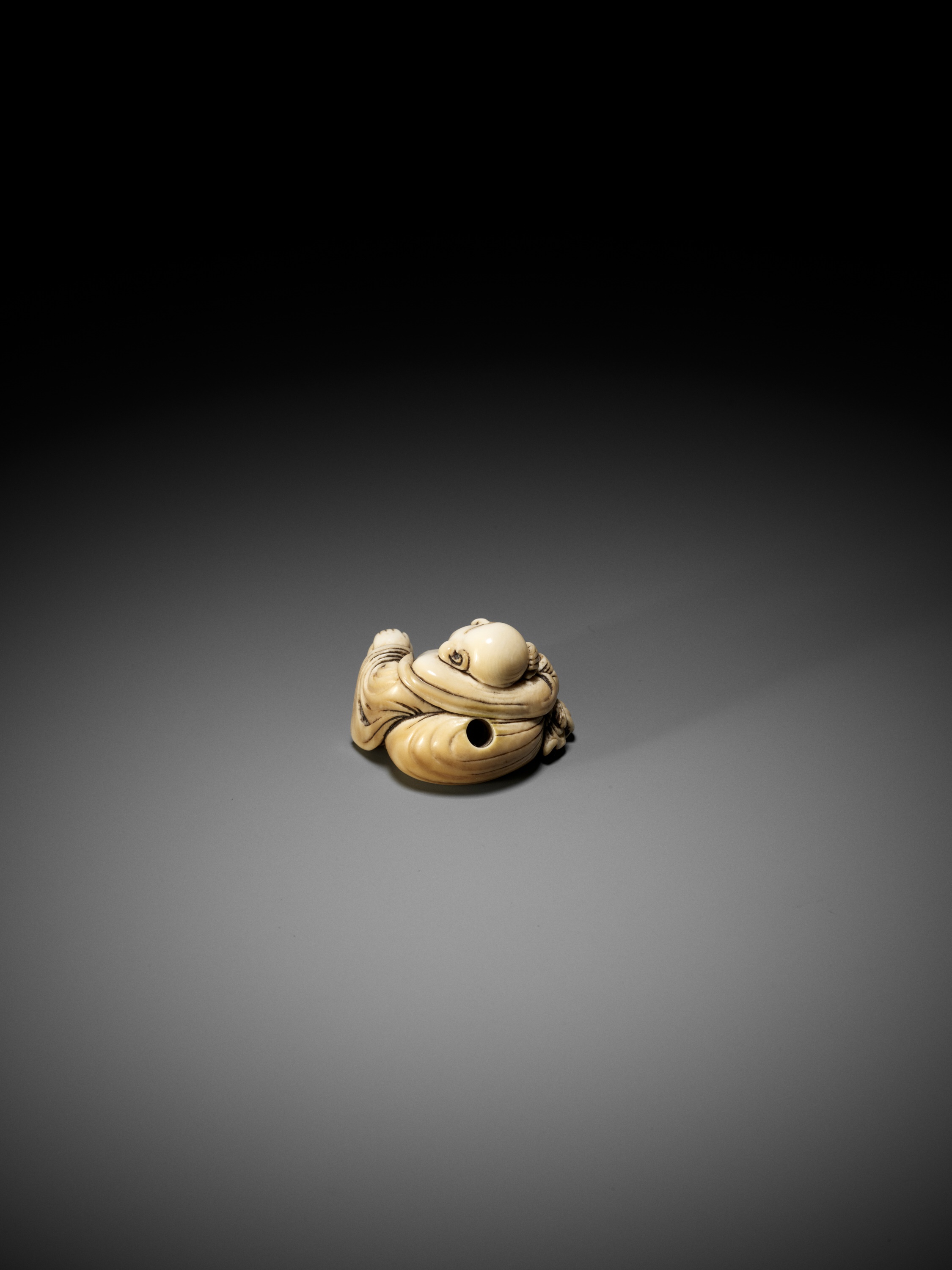 A CHARMING IVORY NETSUKE OF HOTEI WITH PUPPY - Image 6 of 12
