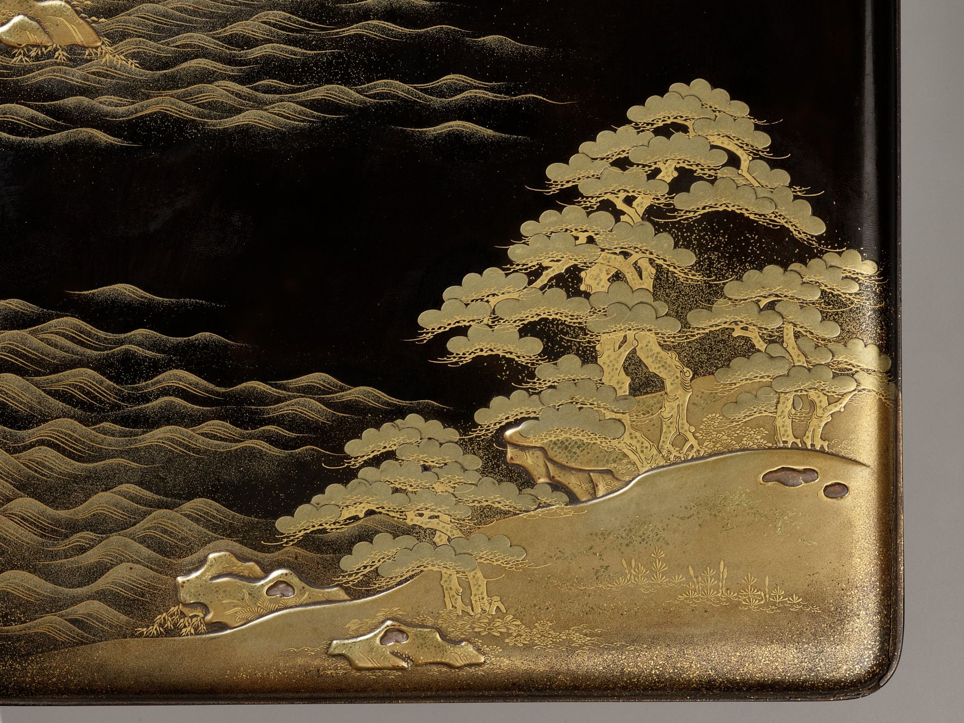 A BLACK AND GOLD LACQUER SUZURIBAKO WITH A SHORELINE LANDSCAPE AND RED-CRESTED CRANES - Image 9 of 15