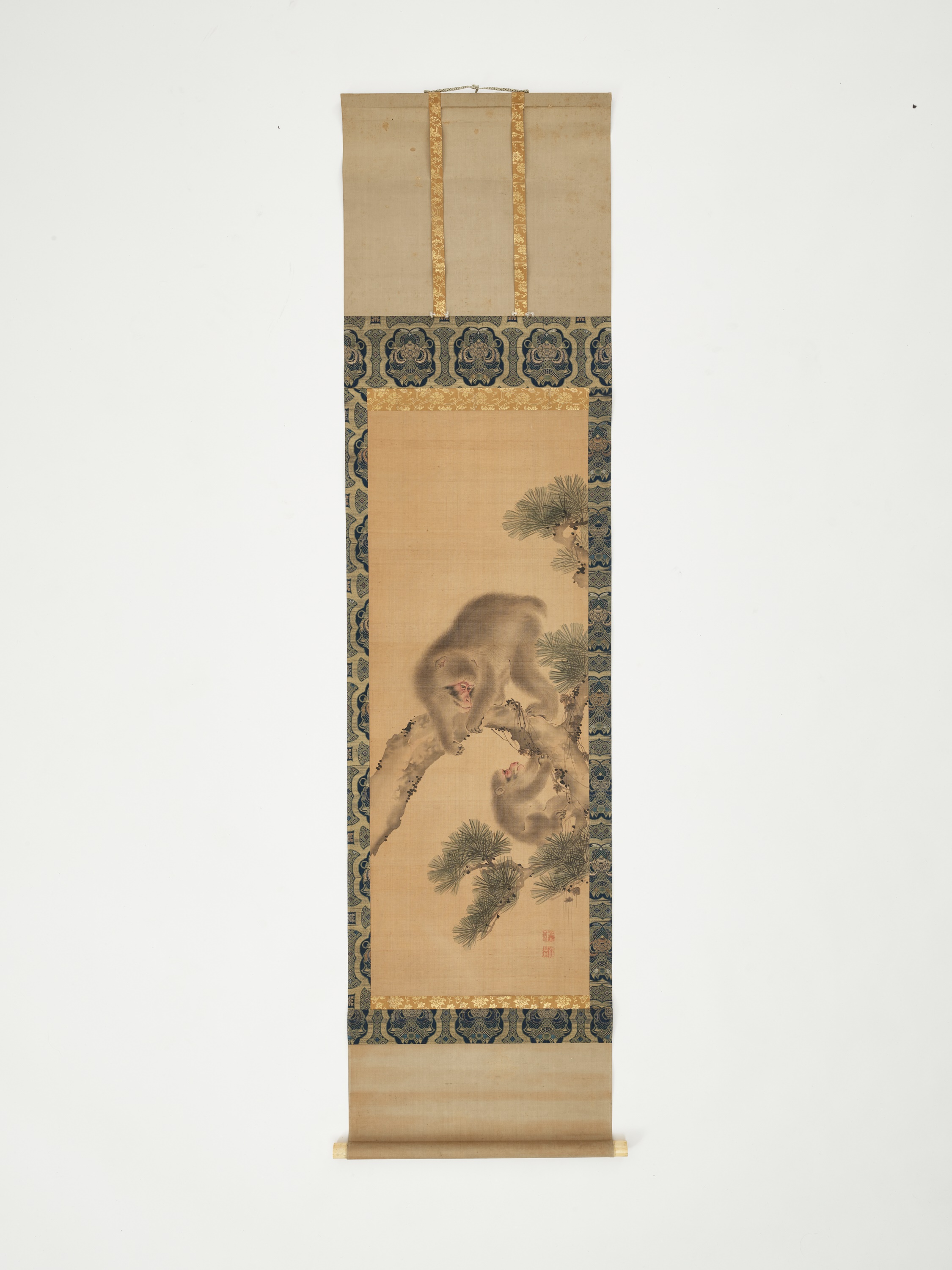 A FINE MORI SCHOOL SCROLL PAINTING OF TWO MONKEYS ON A PINE TREE - Image 2 of 9