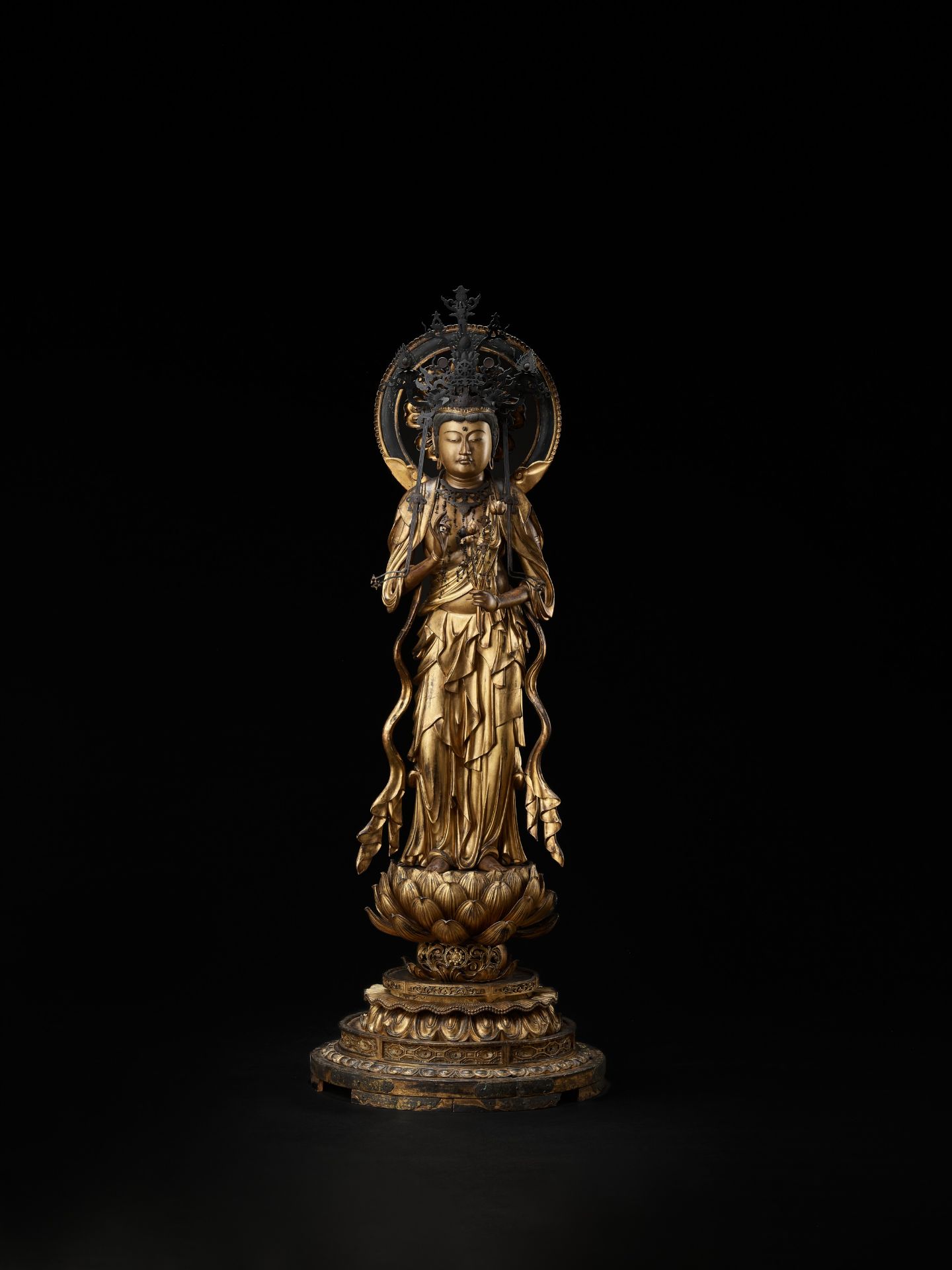 AN EXCEPTIONAL AND MONUMENTAL GILT WOOD FIGURE OF SEISHI BOSATSU - Image 12 of 18