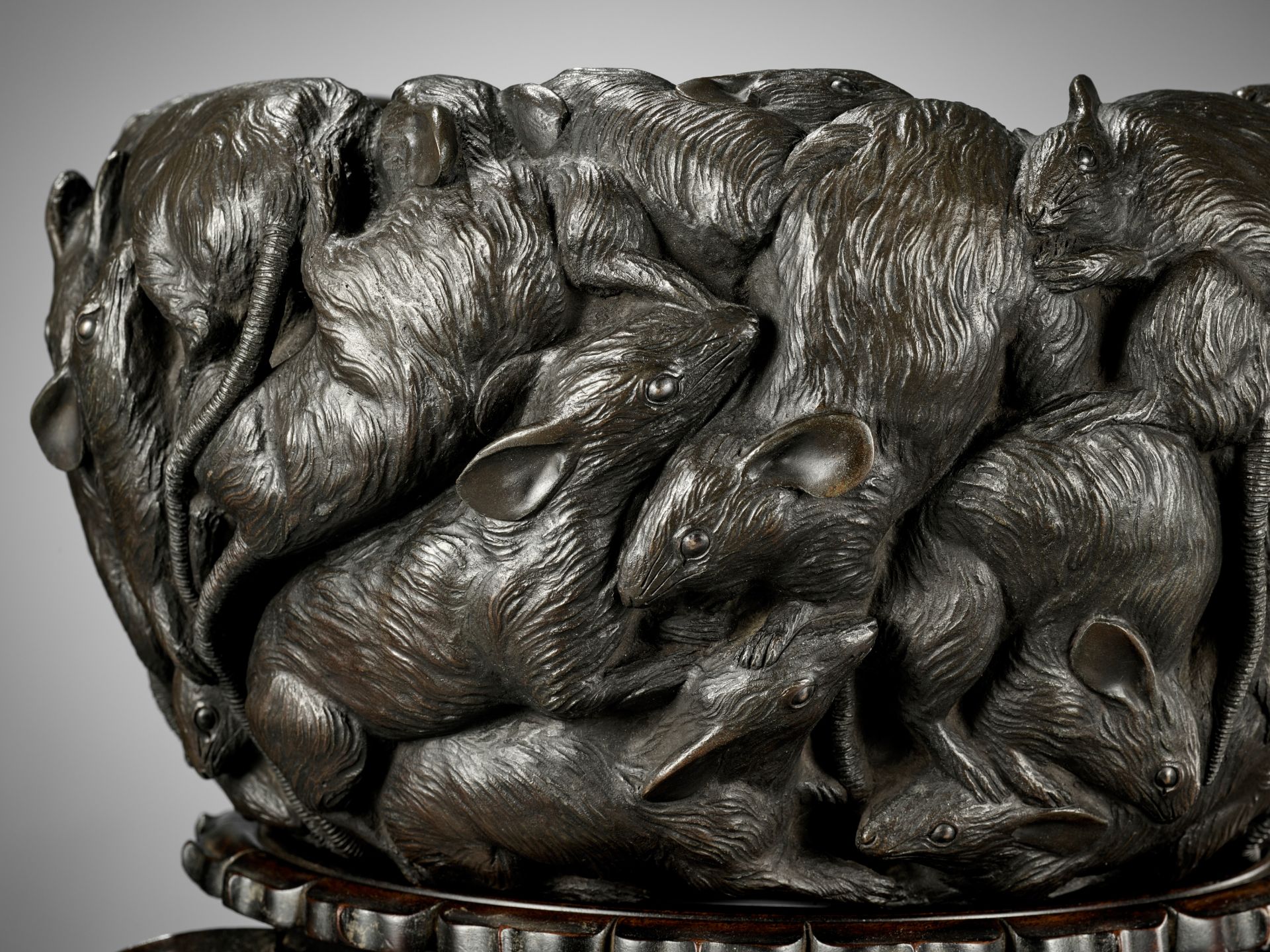 YOSHITANI: A MASSIVE AND HIGHLY UNUSUAL BRONZE JARDINIÃˆRE DEPICTING A NEST OF RATS - Image 3 of 12