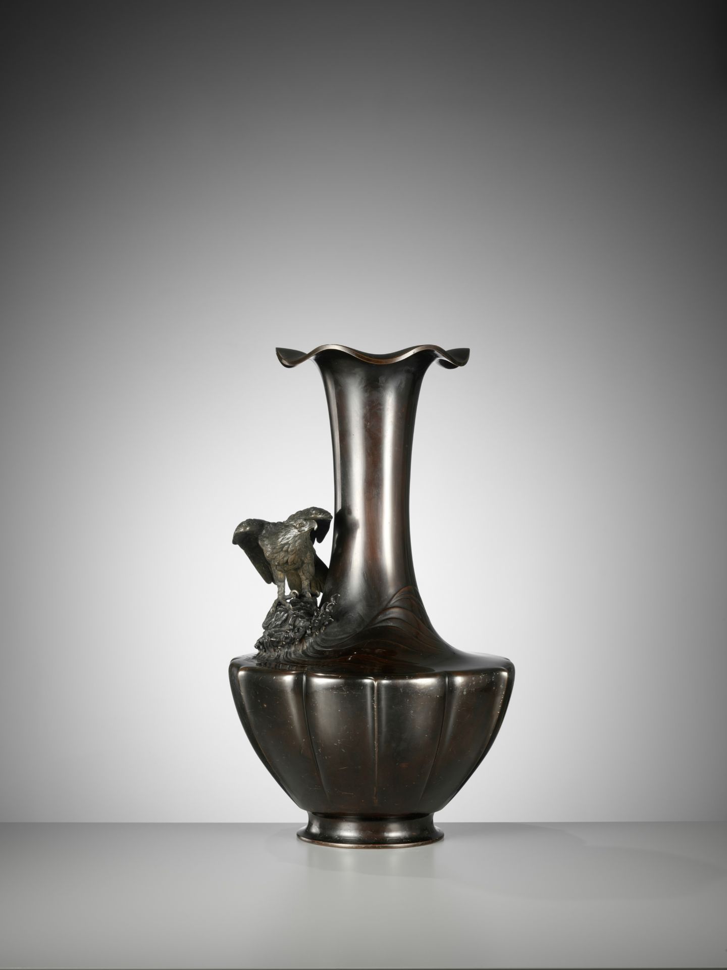 TAKAHASHI RYOUN: A MONUMENTAL BRONZE VASE WITH A SEA EAGLE - Image 5 of 13