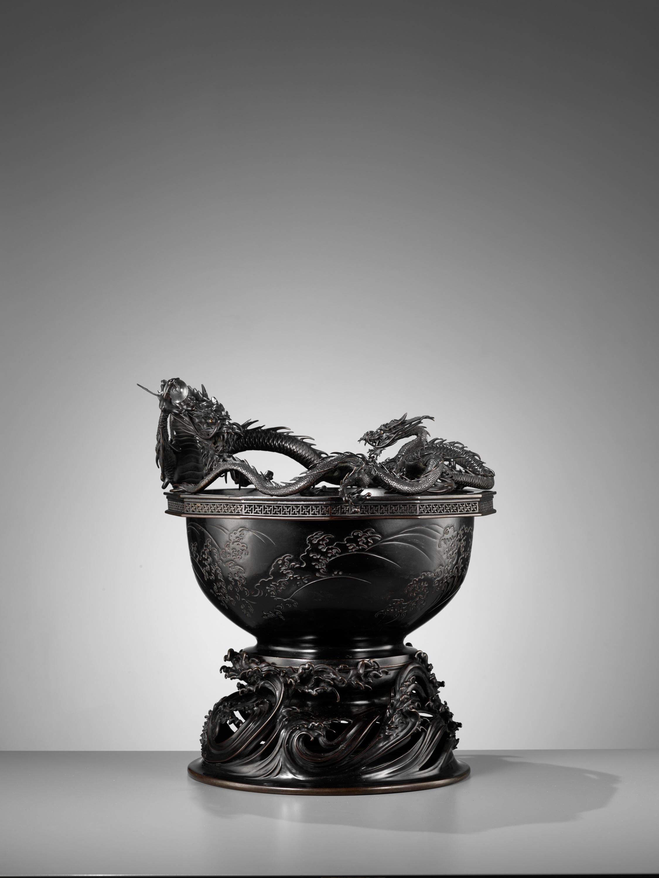 HIDEMITSU: A LARGE AND IMPRESSIVE BRONZE BOWL WITH TWO DRAGONS - Image 7 of 16