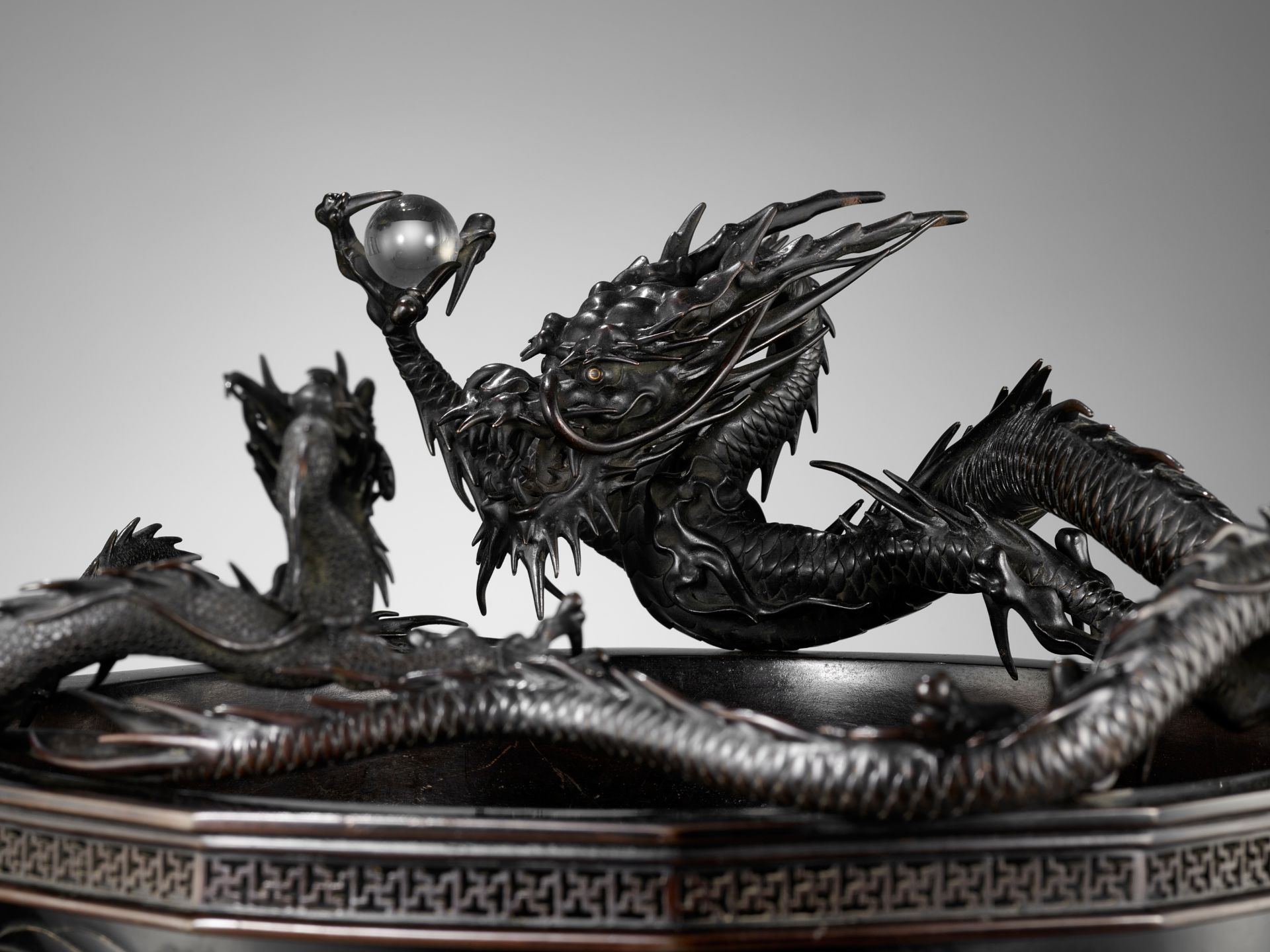 HIDEMITSU: A LARGE AND IMPRESSIVE BRONZE BOWL WITH TWO DRAGONS - Image 2 of 16