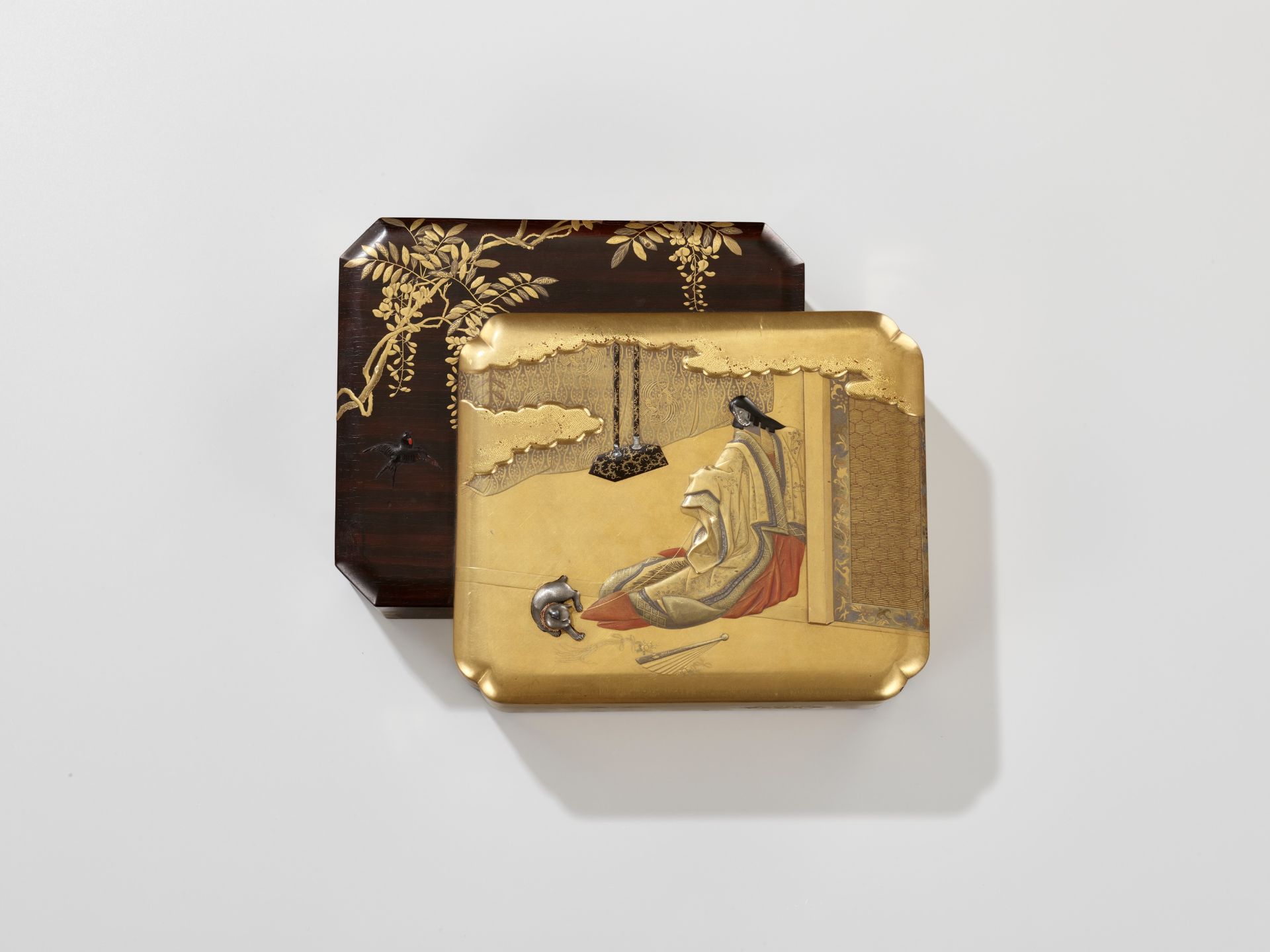 AN INLAID LACQUER BOX AND COVER WITH THE THIRD PRINCESS AND HER CAT FROM THE TALE OF GENJI - Image 11 of 13