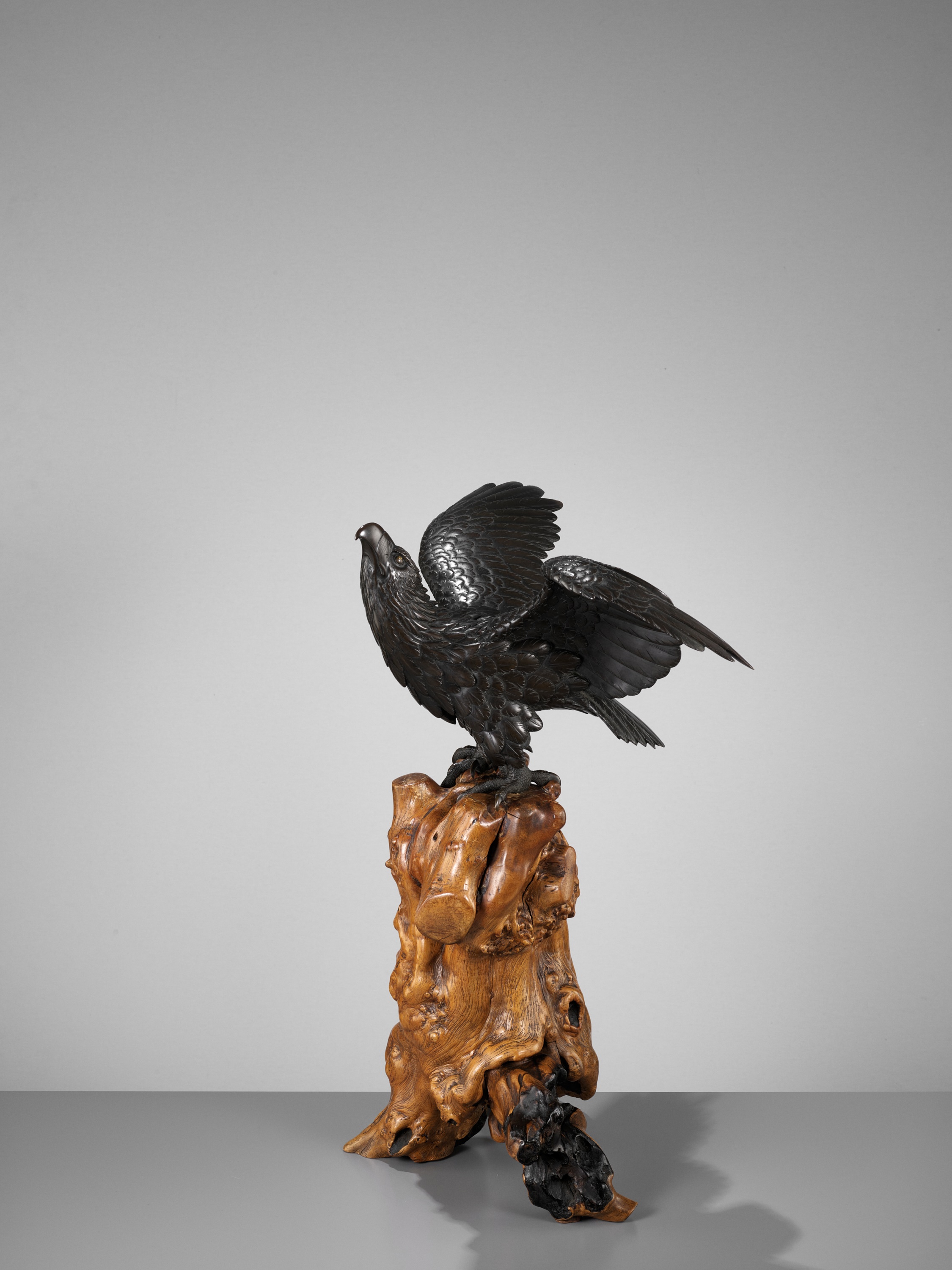 AKASOFU GYOKKO: AN IMPRESSIVE AND RARE BRONZE OKIMONO OF AN ASCENDING EAGLE - Image 2 of 18