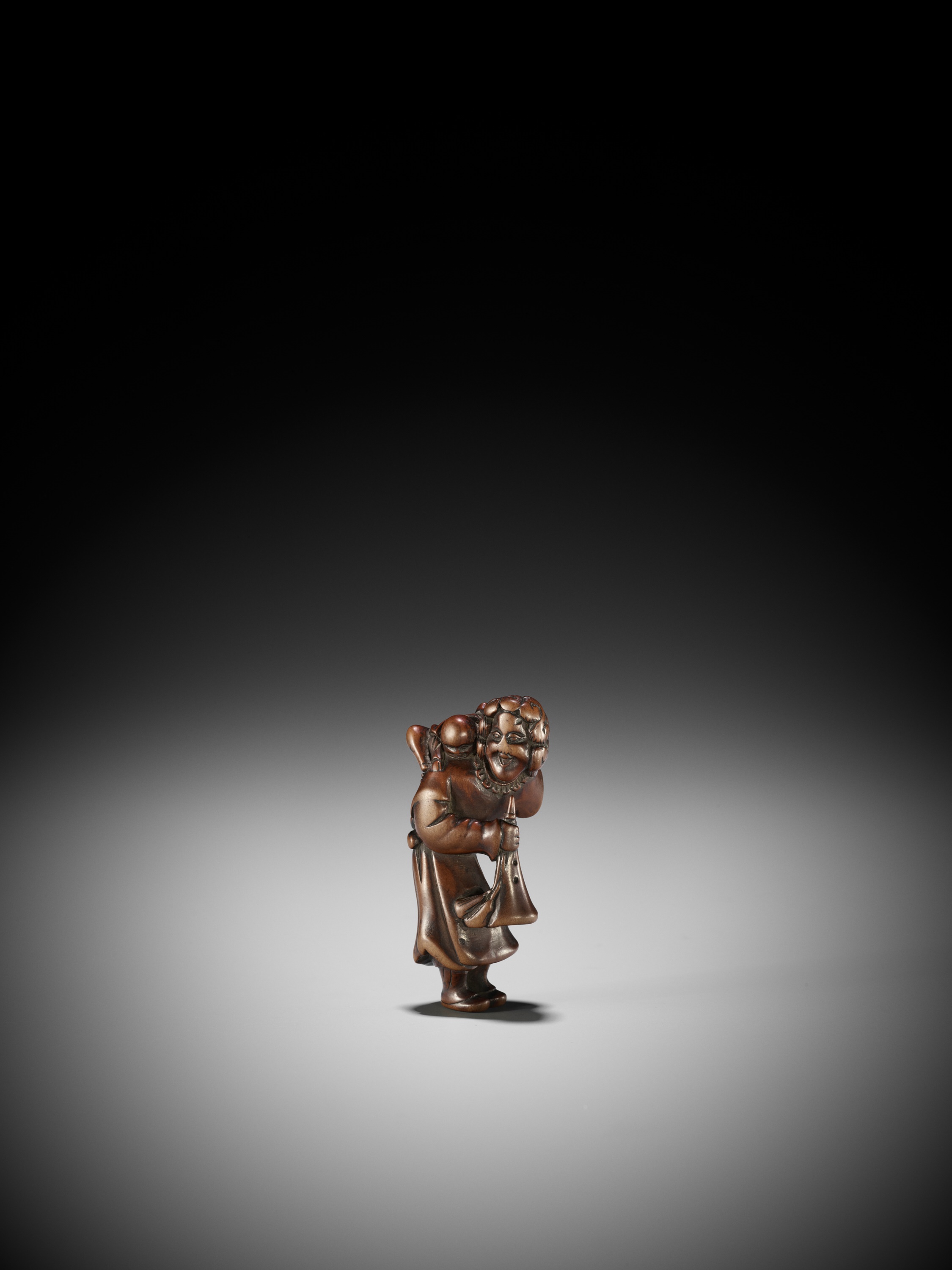A GOOD WOOD NETSUKE OF A DUTCHMAN WITH CHILD - Image 6 of 12