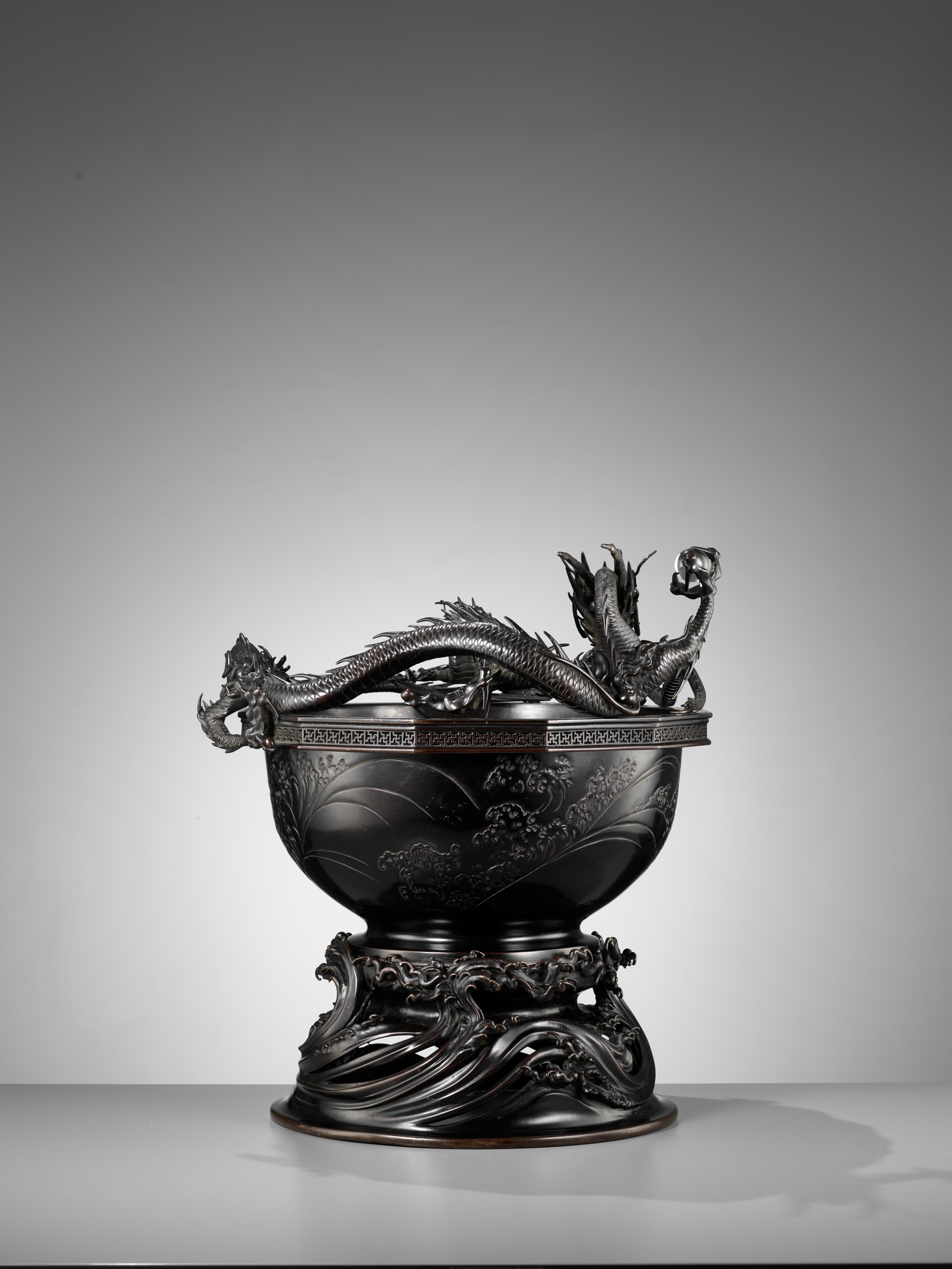 HIDEMITSU: A LARGE AND IMPRESSIVE BRONZE BOWL WITH TWO DRAGONS - Image 10 of 16