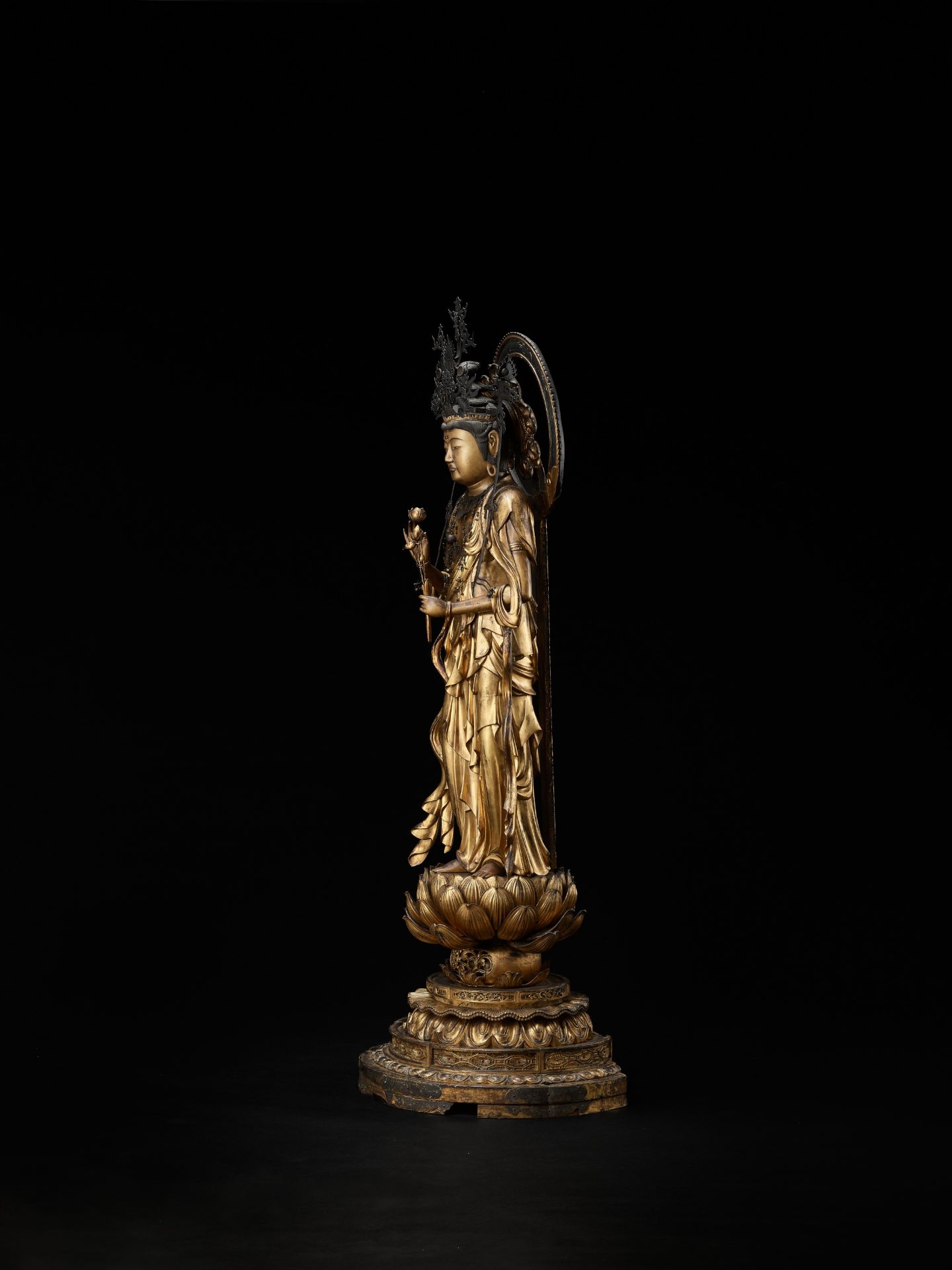AN EXCEPTIONAL AND MONUMENTAL GILT WOOD FIGURE OF SEISHI BOSATSU - Image 14 of 18