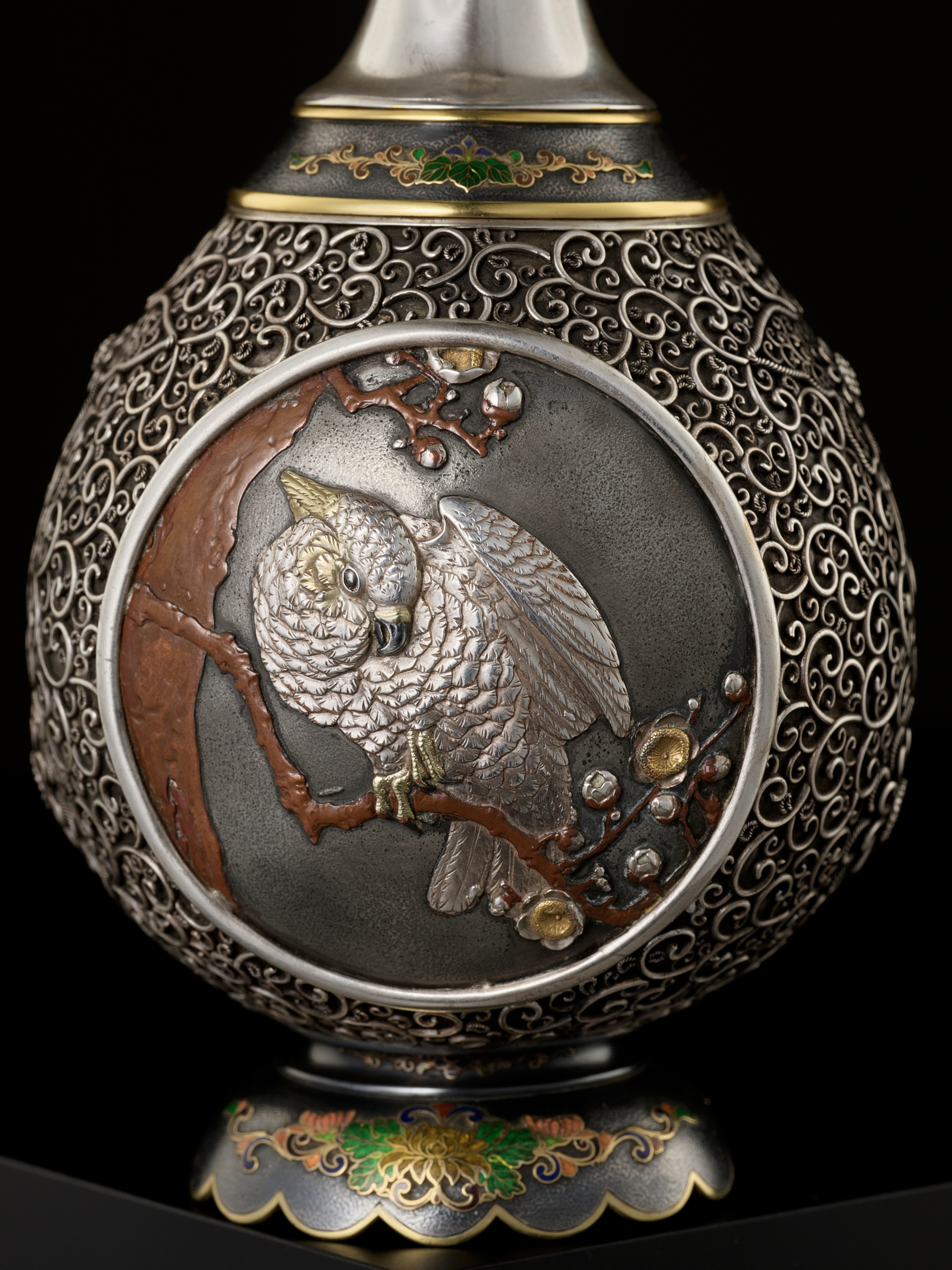 A SUPERB SILVER FILIGREE AND CLOISONNÃ‰ ENAMEL VASE DEPICTING A COCKATOO - Image 3 of 12