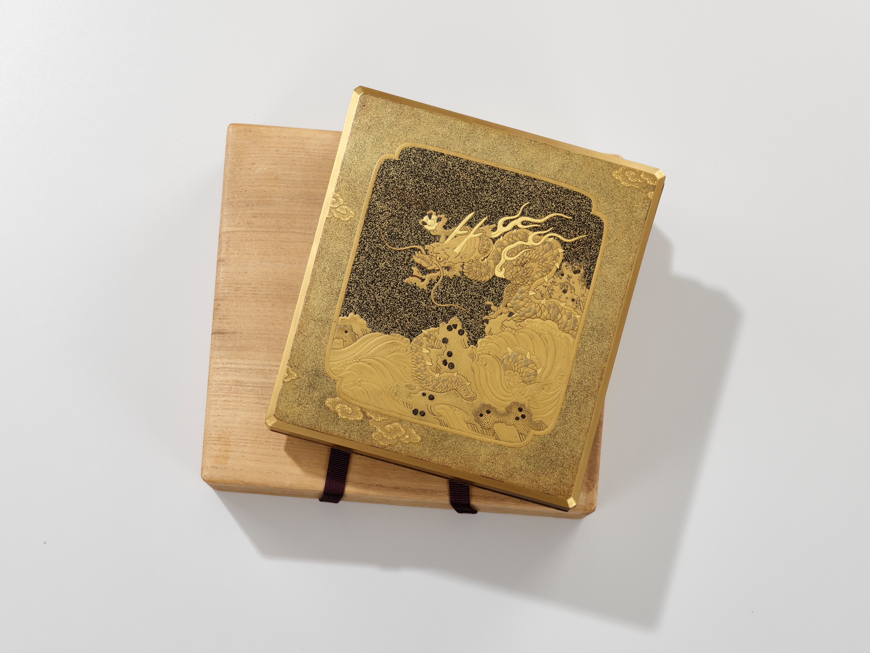 A FINE AND RARE GOLD LACQUER SUZURIBAKO DEPICTING A DRAGON, TIGERS, AND A LEOPARD (FEMALE TIGER) - Image 10 of 12