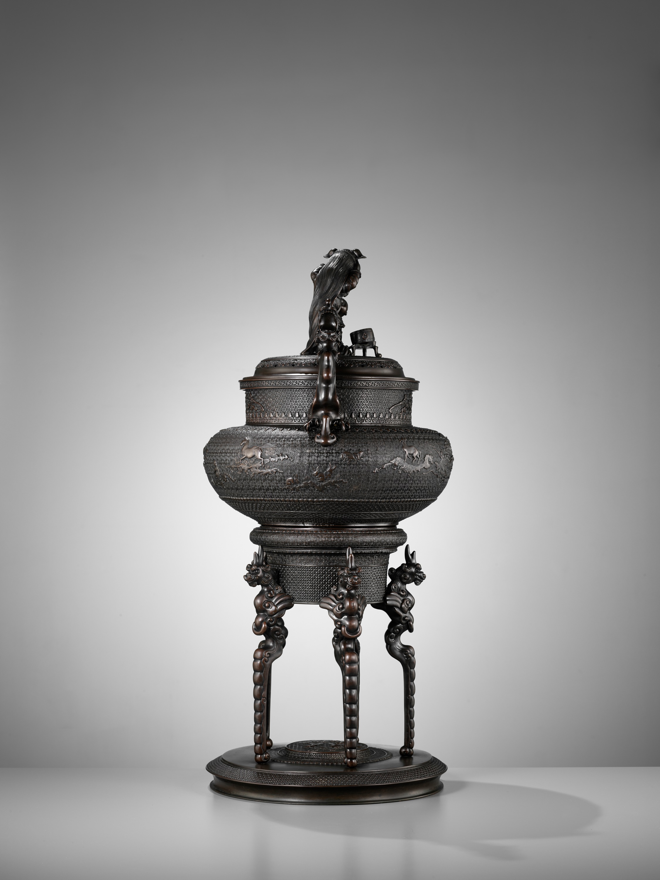 SHOKAKEN: A LARGE AND EXCEPTIONAL BRONZE KORO (INCENSE BURNER) AND COVER WITH THE JUNISHI - Image 25 of 30