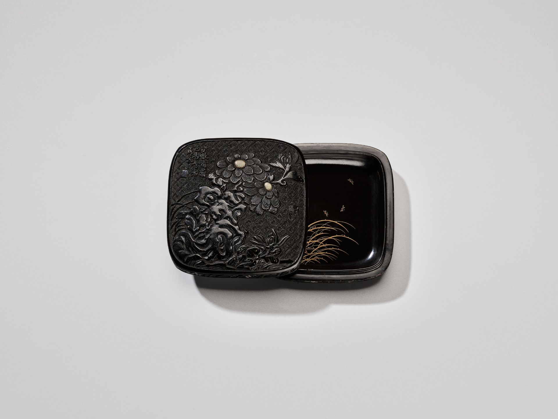A RARE TSUIKOKU (CARVED BLACK LACQUER) KOGO (INCENSE BOX) AND COVER WITH CHRYSANTHEMUMS AND POEM - Image 3 of 10