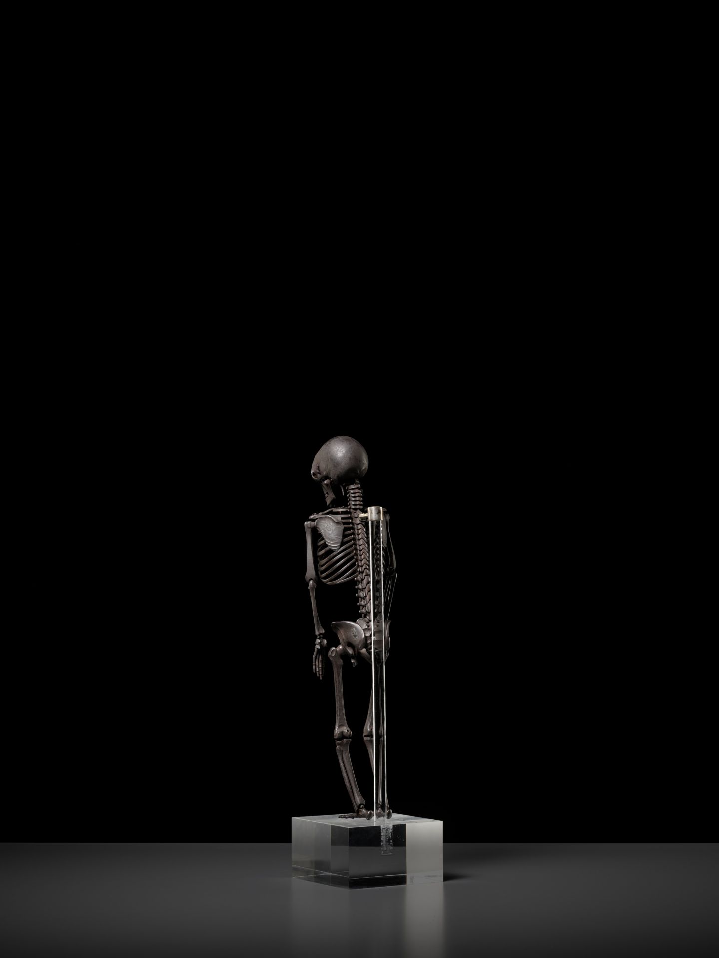 MUNEKAZU: AN EXCEPTIONALLY RARE AND HIGHLY IMPORTANT IRON JIZAI OKIMONO OF A HUMAN SKELETON - Image 18 of 31