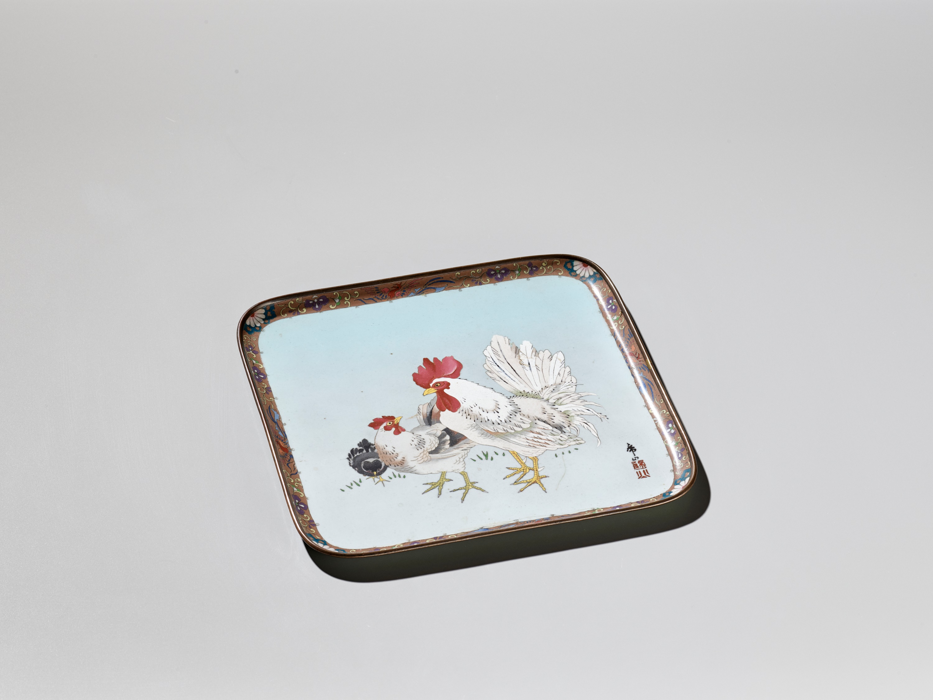 KINZAN: A CLOISONNÃ‰ ENAMEL SQUARE TRAY WITH COCKEREL AND HEN - Image 4 of 11