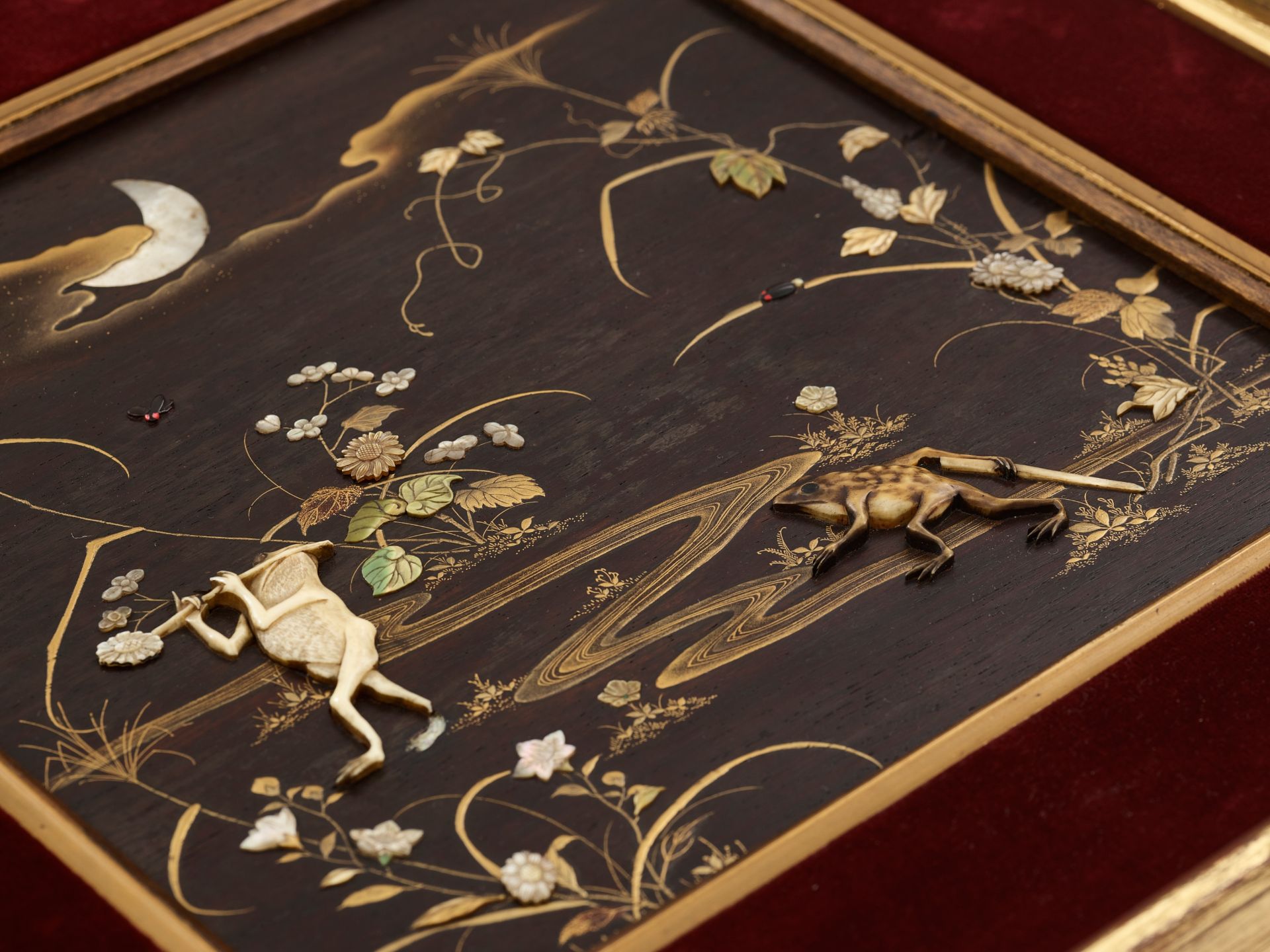 A SHIBAYAMA INLAID AND LACQUERED WOOD PANEL DEPICTING ANTHROPOMORPHIC FROGS - Image 5 of 7