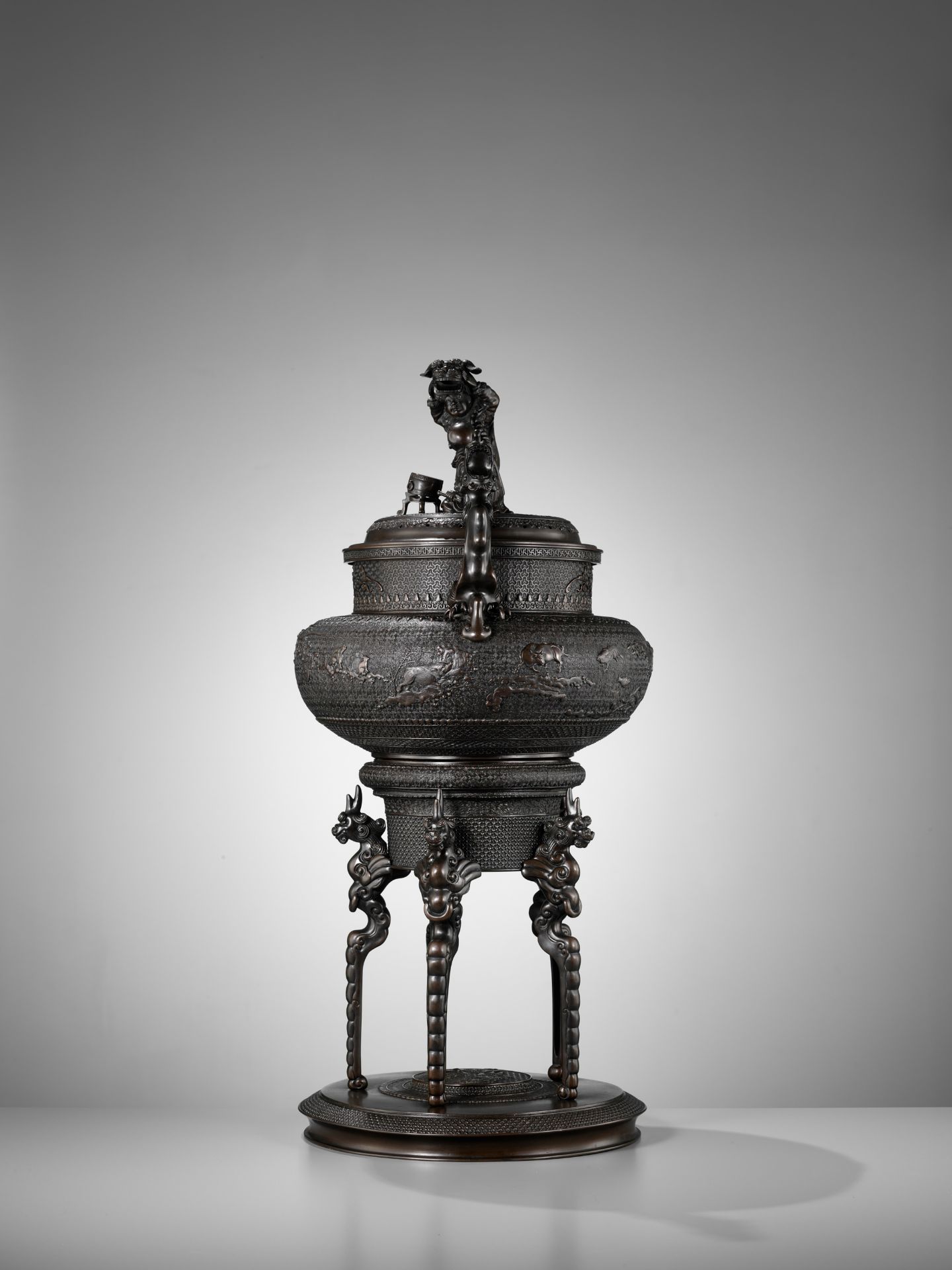 SHOKAKEN: A LARGE AND EXCEPTIONAL BRONZE KORO (INCENSE BURNER) AND COVER WITH THE JUNISHI - Image 23 of 30