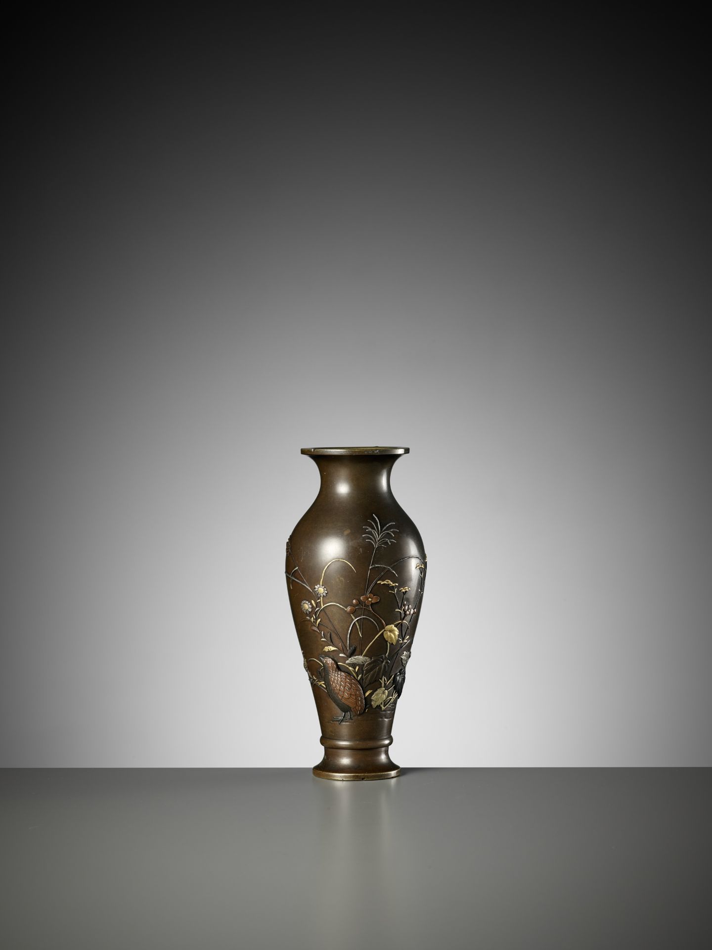 A FINE INLAID BRONZE VASE WITH QUAIL AND AUTUMN GRASSES - Bild 2 aus 7