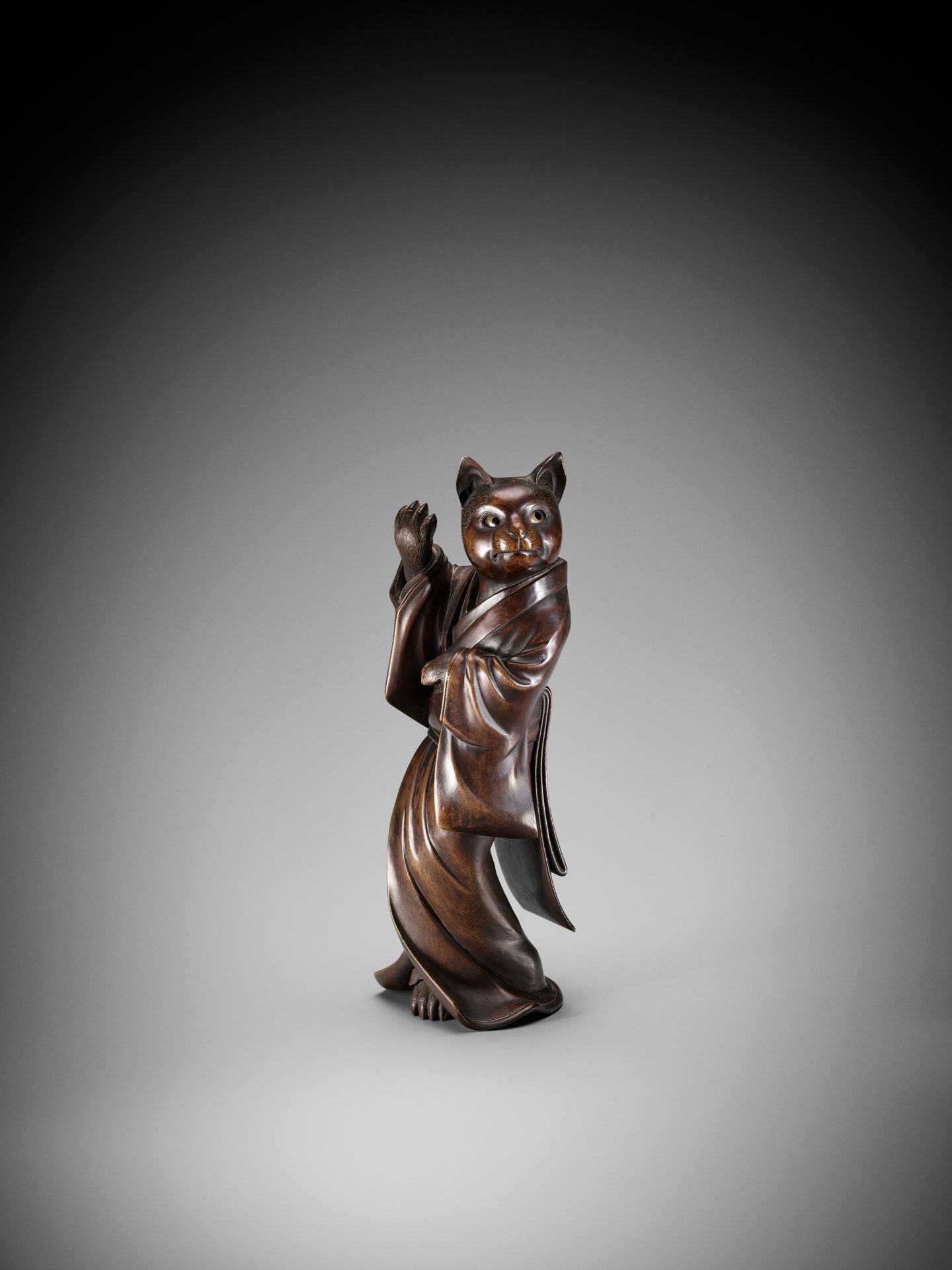 SHOKO SUGONOYA: A RARE AND FINE WOOD OKIMONO OF A CAT GEISHA - Image 3 of 16