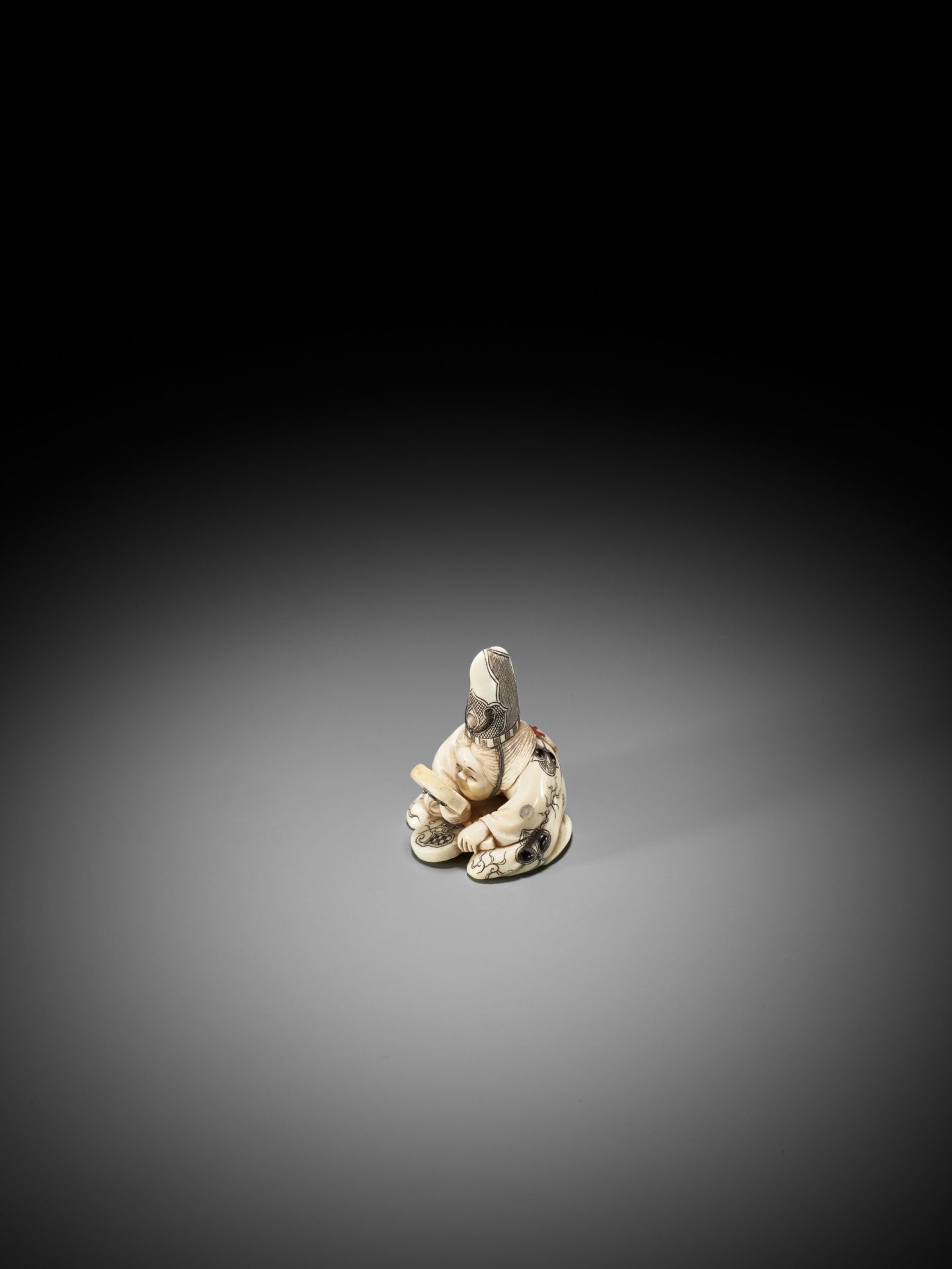 KOKOKU: AN IVORY NETSUKE OF OKAME WITH MIRROR - Image 6 of 12