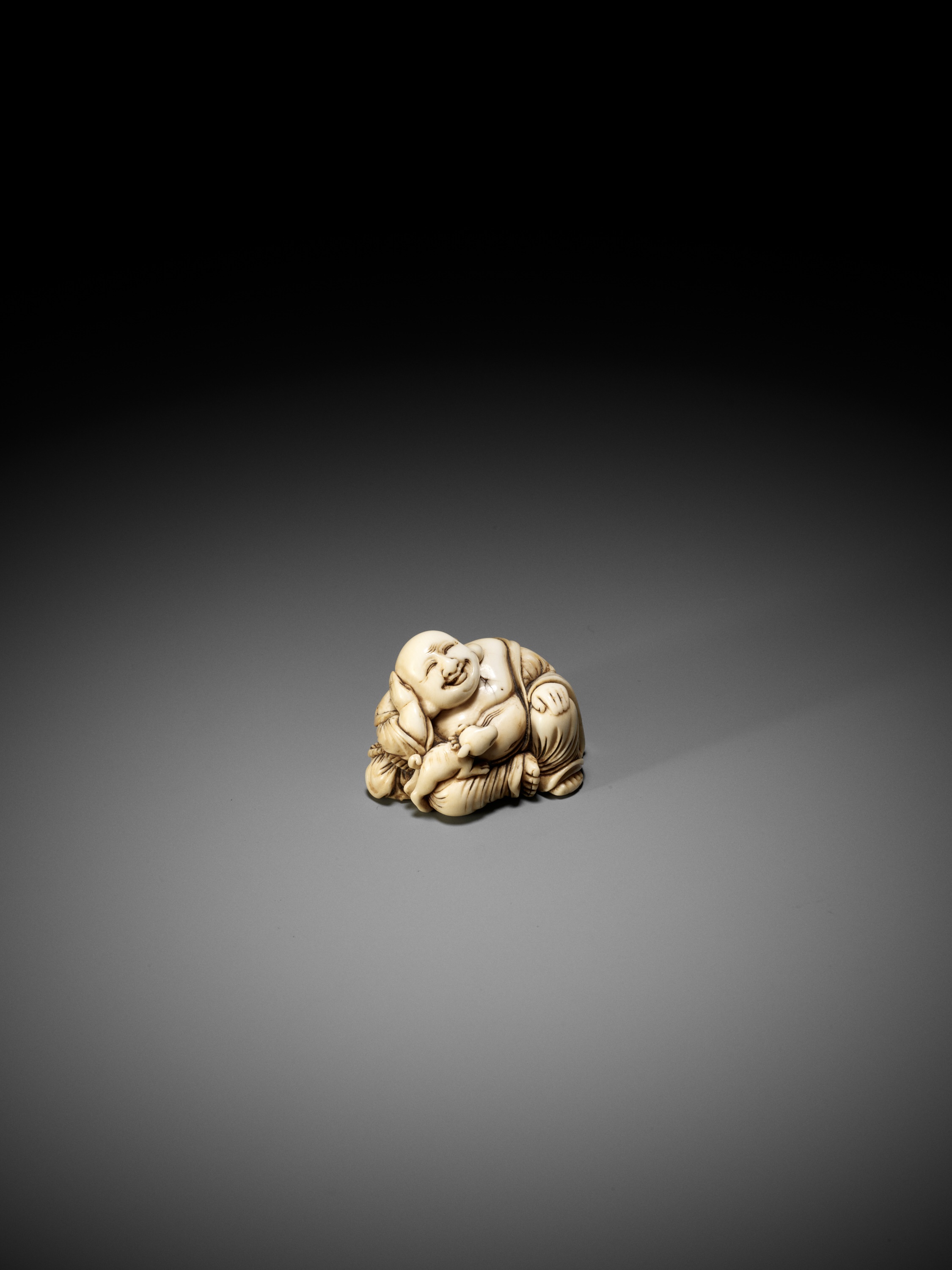 A CHARMING IVORY NETSUKE OF HOTEI WITH PUPPY - Image 9 of 12
