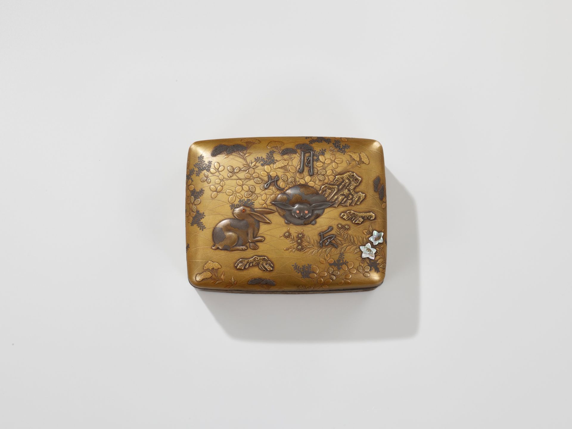A VERY RARE AND SUPERB INLAID LACQUER BOX AND COVER DEPICTING LUNAR HARES - Image 8 of 11