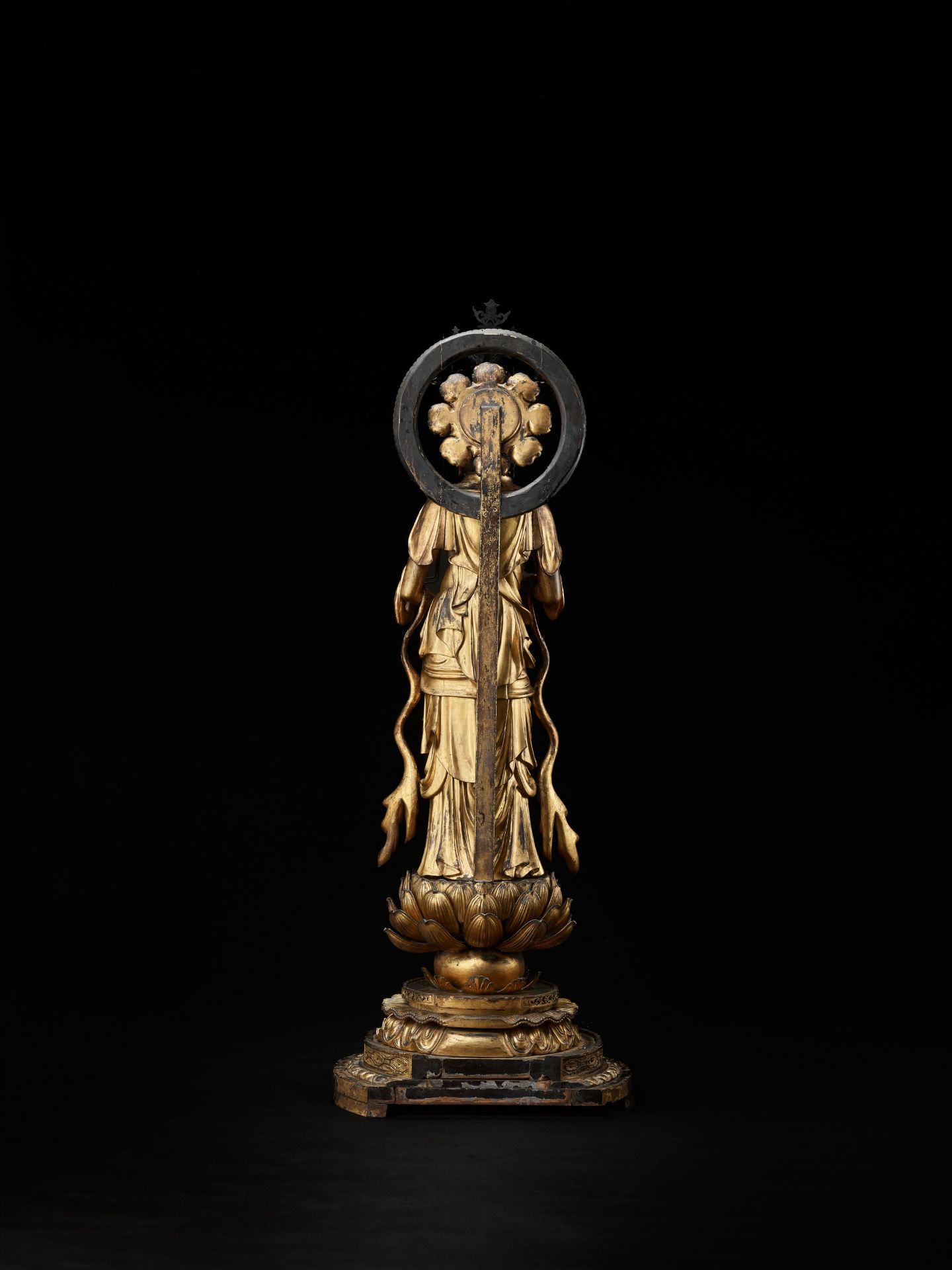 AN EXCEPTIONAL AND MONUMENTAL GILT WOOD FIGURE OF SEISHI BOSATSU - Image 15 of 18