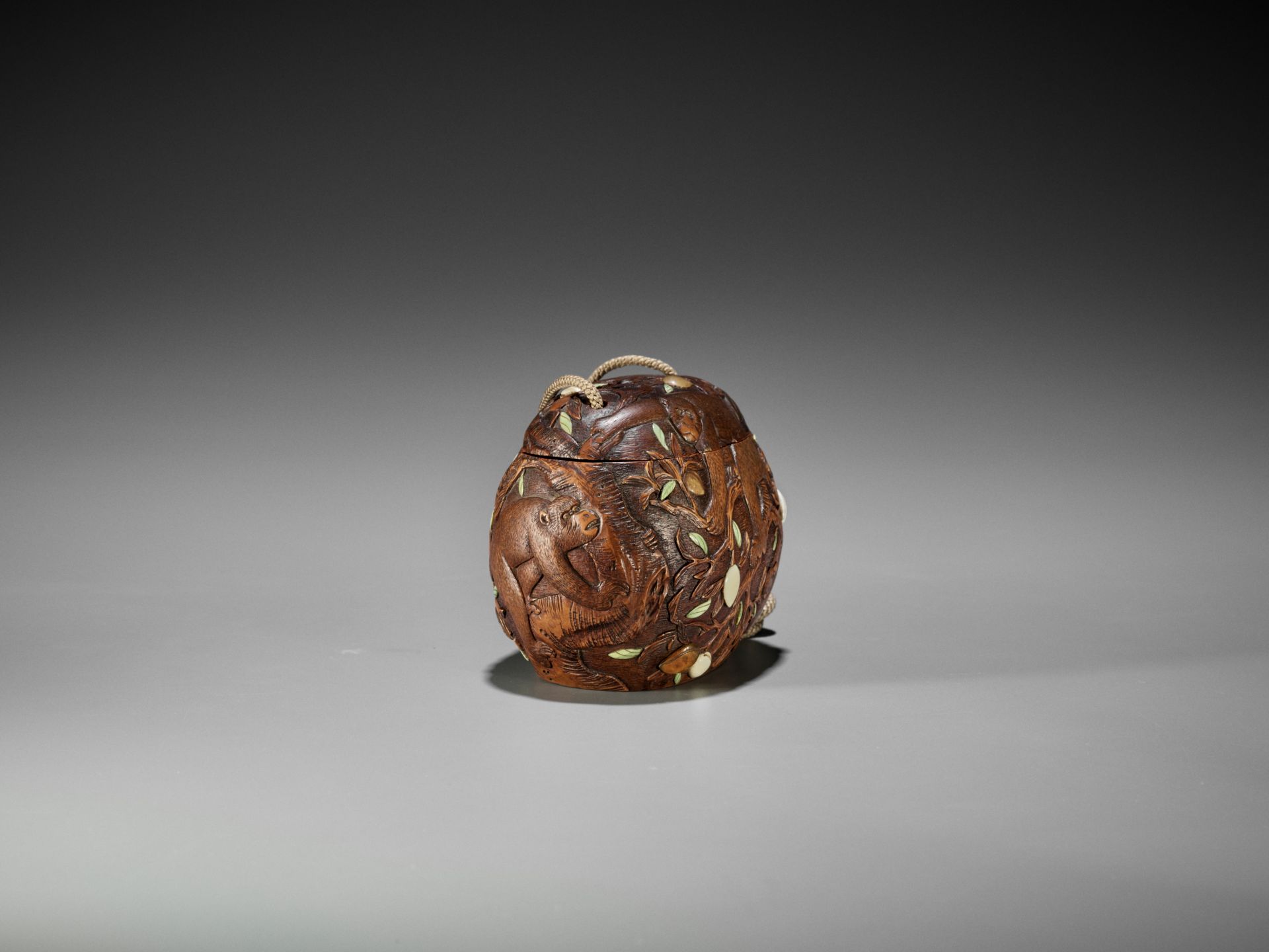 SHUOSAI: AN INLAID WOOD TONKOTSU DEPICTING MONKEYS AND PEACHES WITH EN-SUITE NETSUKE AND OJIME - Image 7 of 12