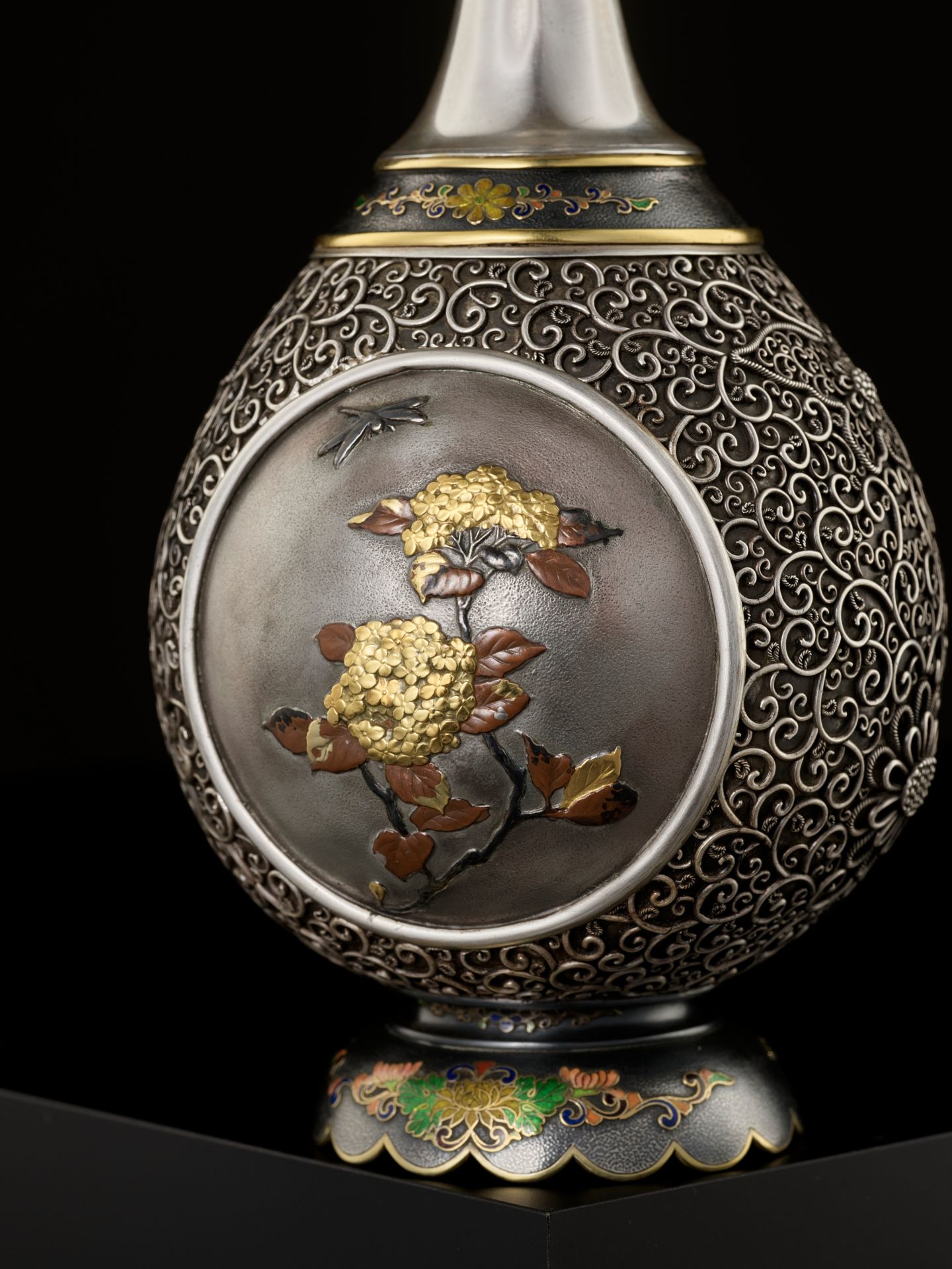 A SUPERB SILVER FILIGREE AND CLOISONNÃ‰ ENAMEL VASE DEPICTING A COCKATOO - Bild 2 aus 12