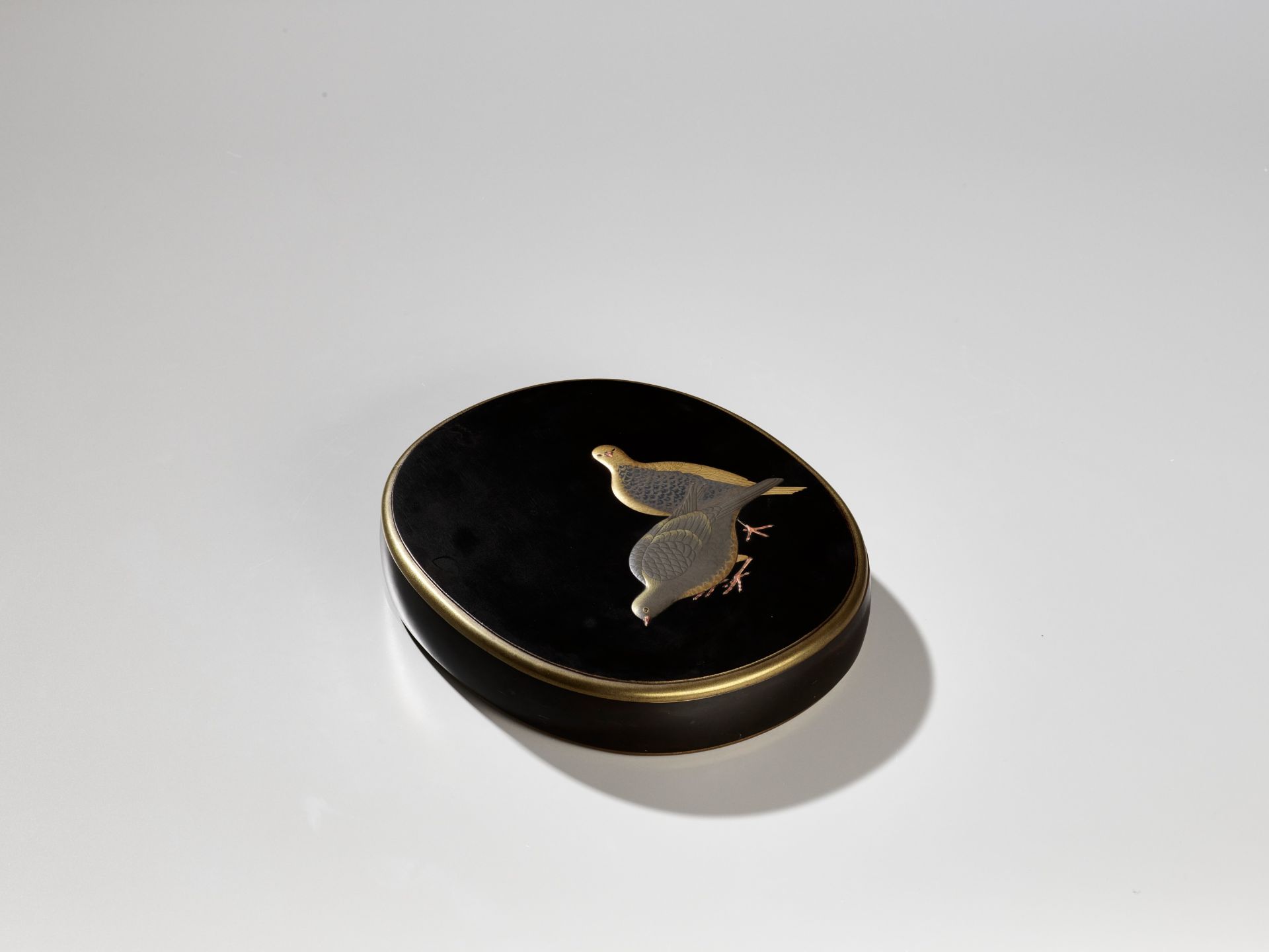 A FINE LACQUER SUZURIBAKO DEPICTING A PAIR OF PIGEONS - Image 5 of 11