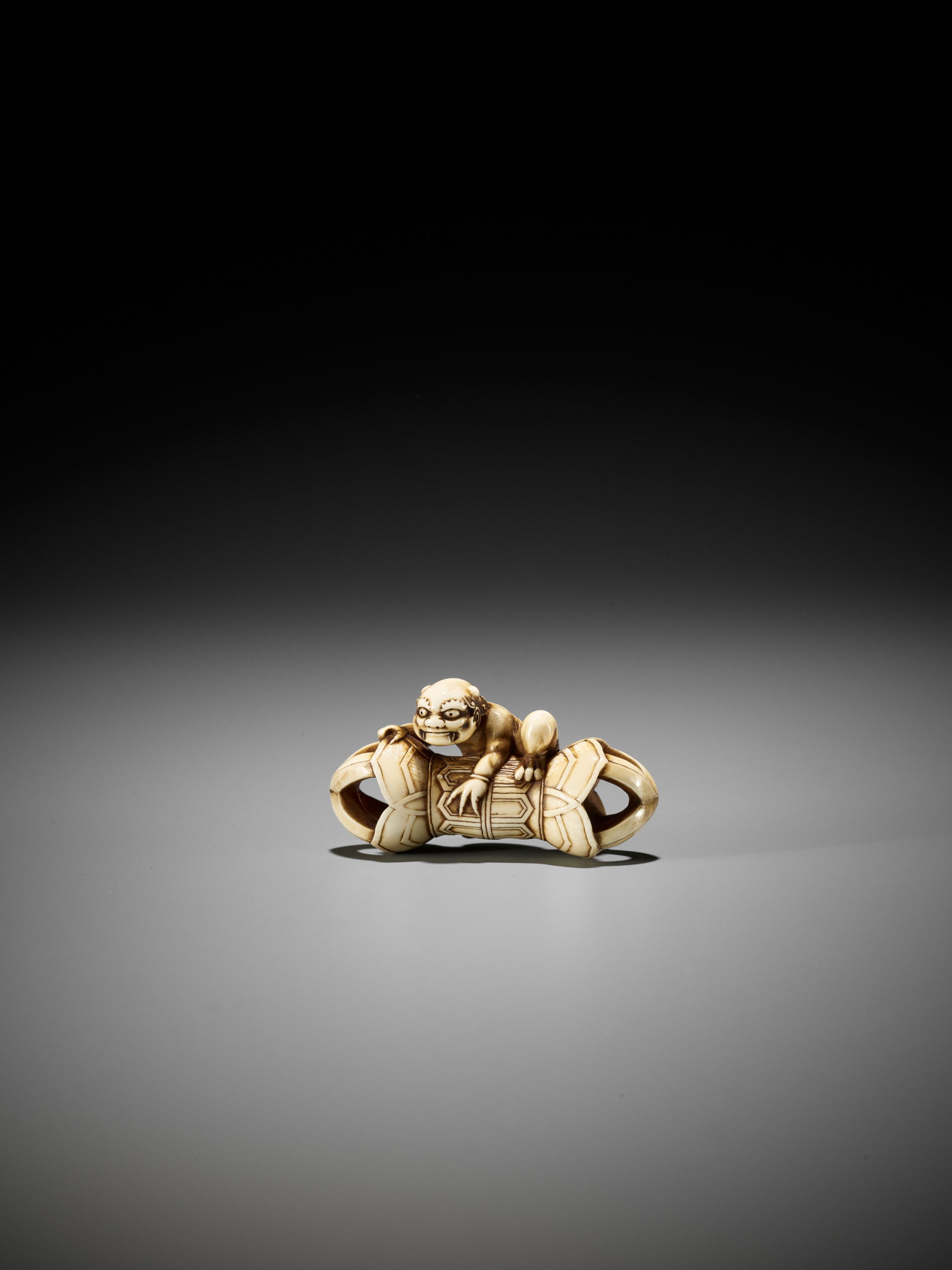 A RARE IVORY NETSUKE OF AN ONI ON A KONGO (VAJRA) - Image 7 of 12